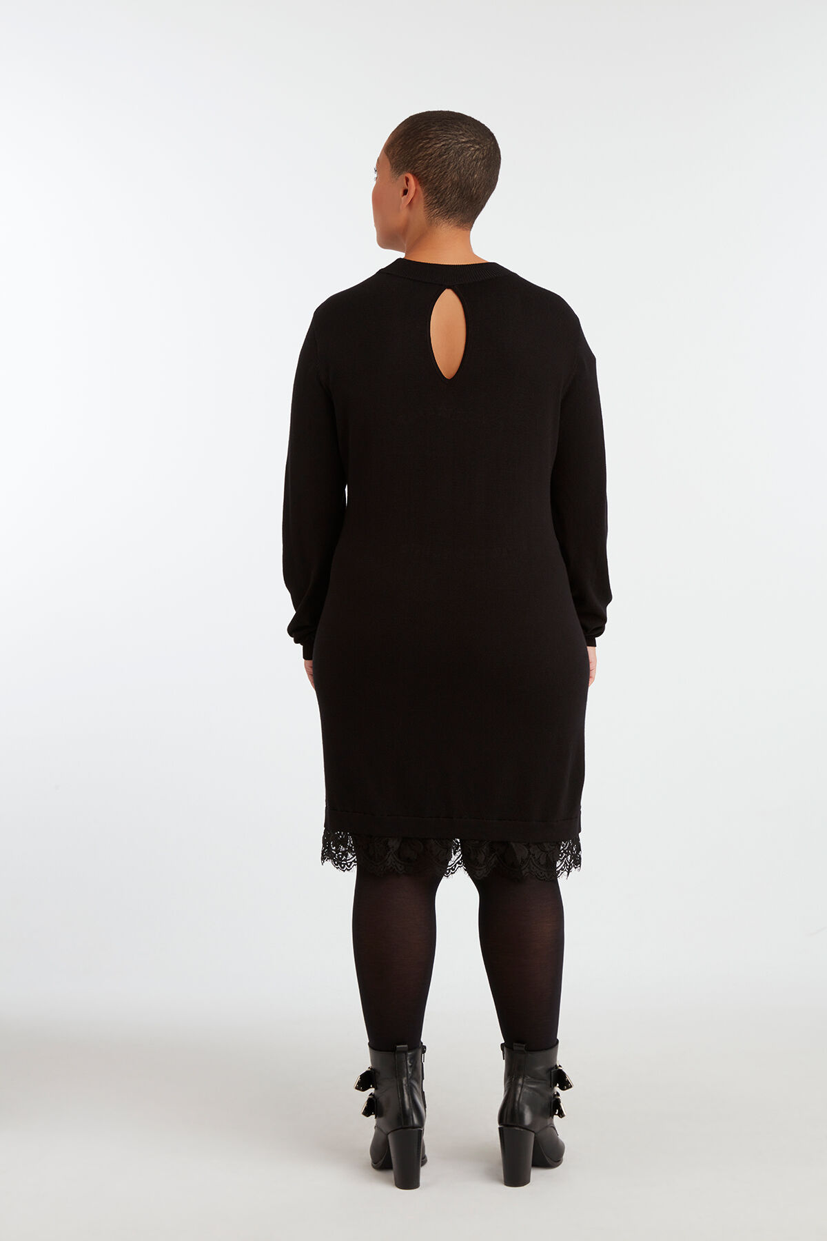 Robe en maille avec de la dentelle   image number 5