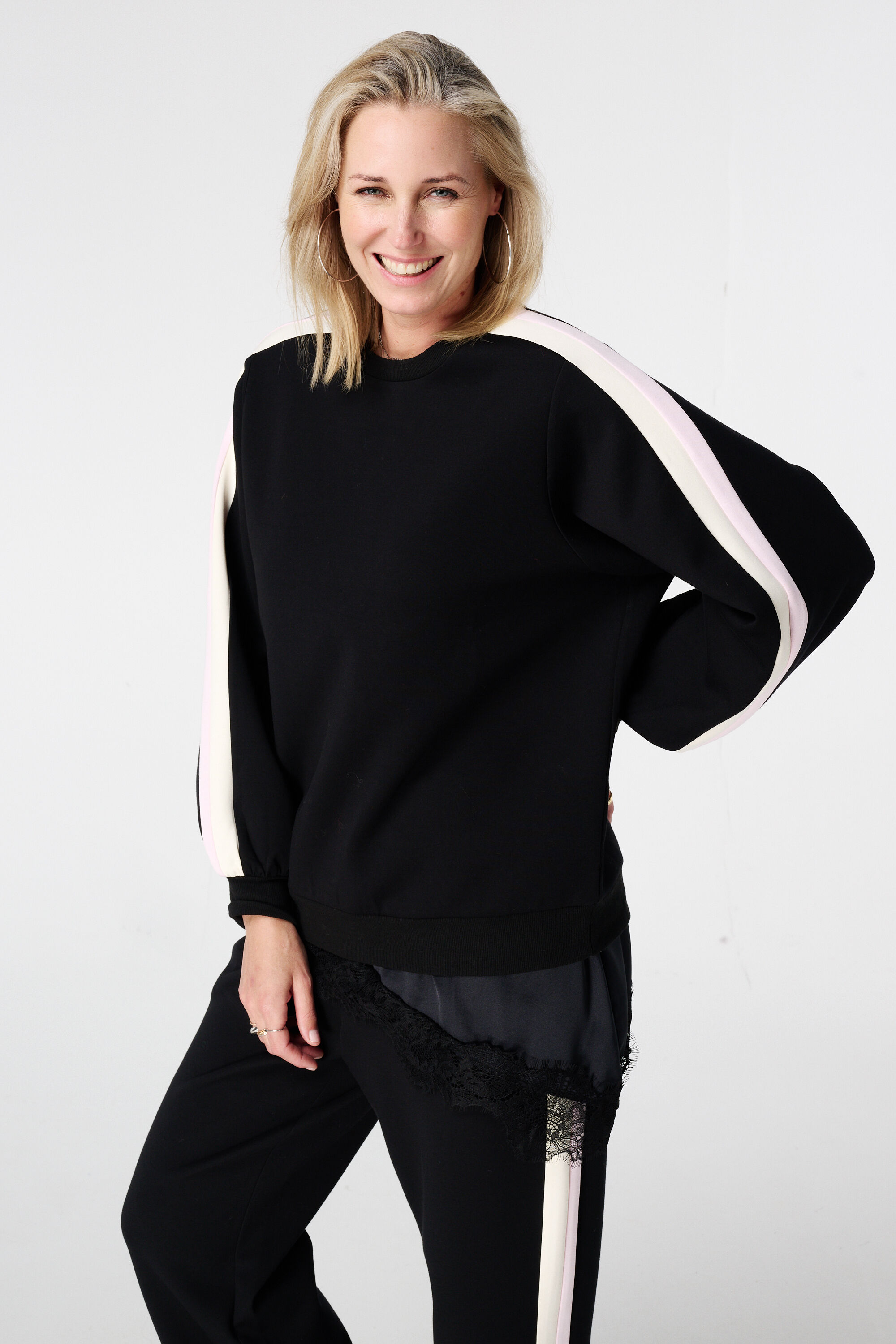 Pull avec manches ballon et rayures sportives