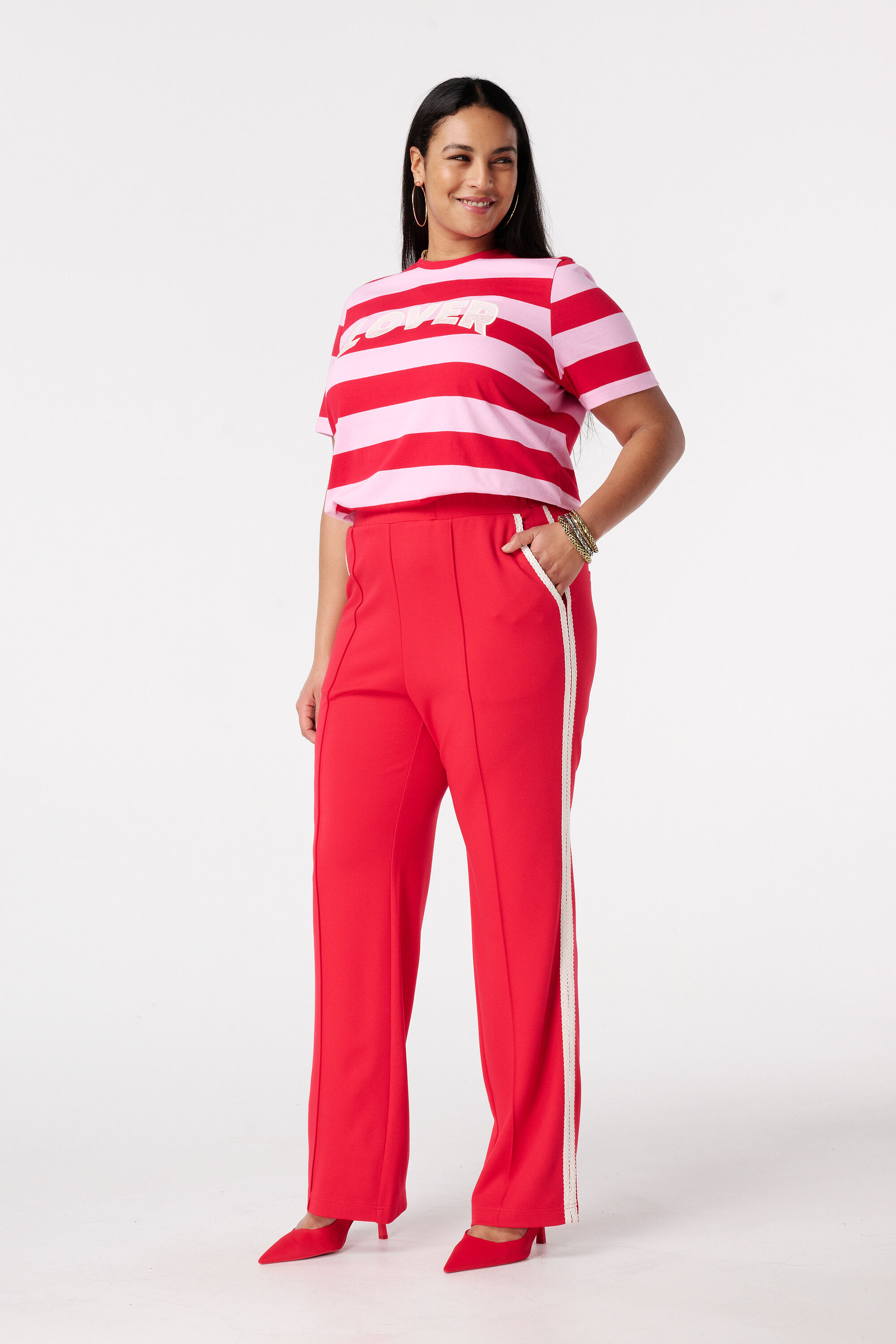 T-shirt ray&eacute; avec texte en dentelle image number 5