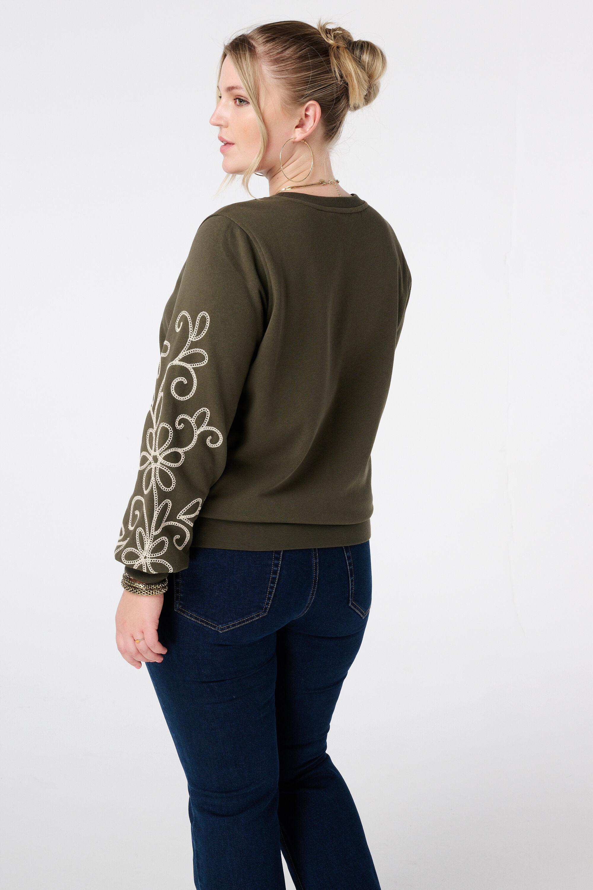 Pull avec d&eacute;tails brod&eacute;s image number 3