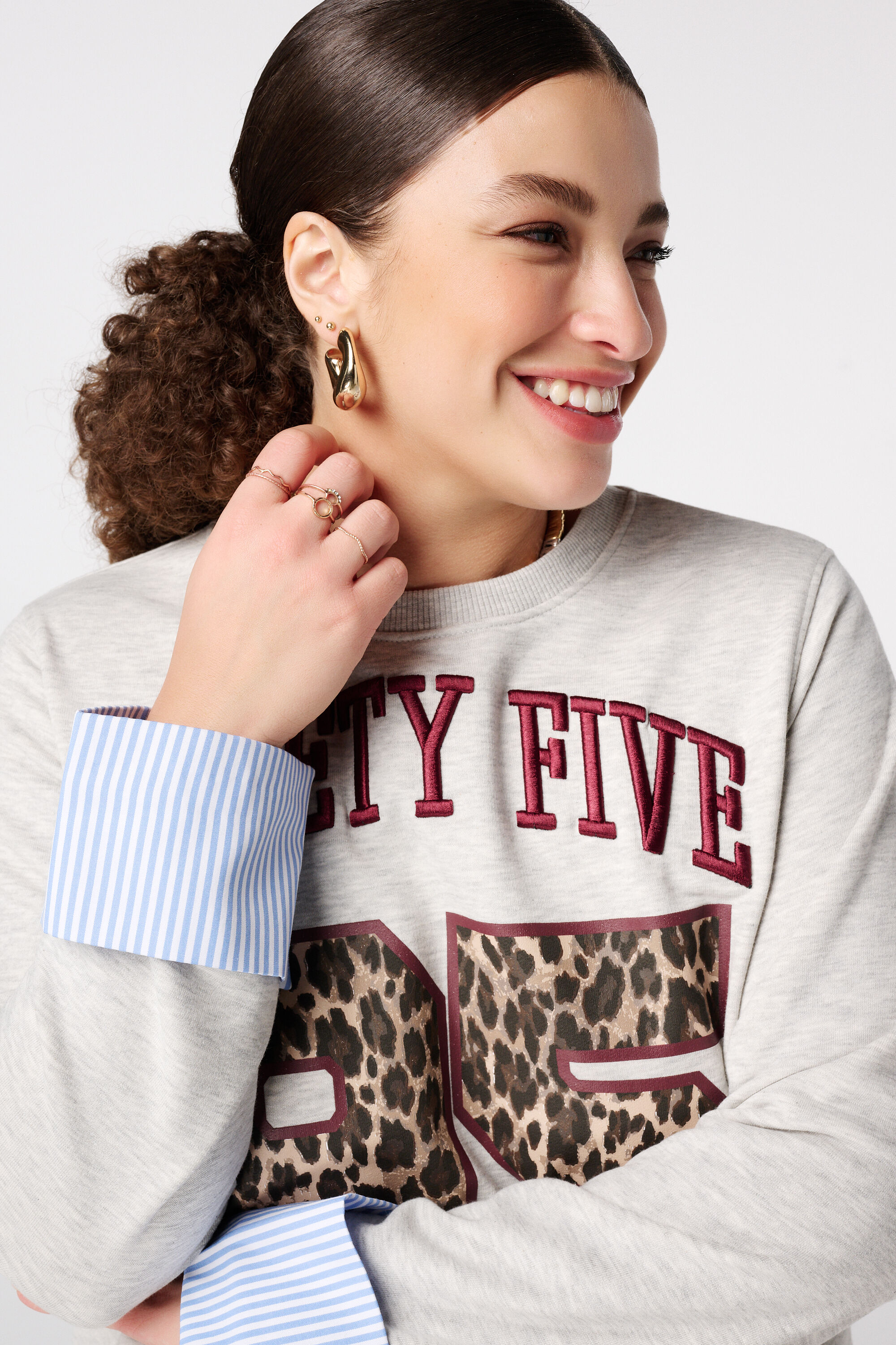 Pull avec d&eacute;tails chemisier image number 4