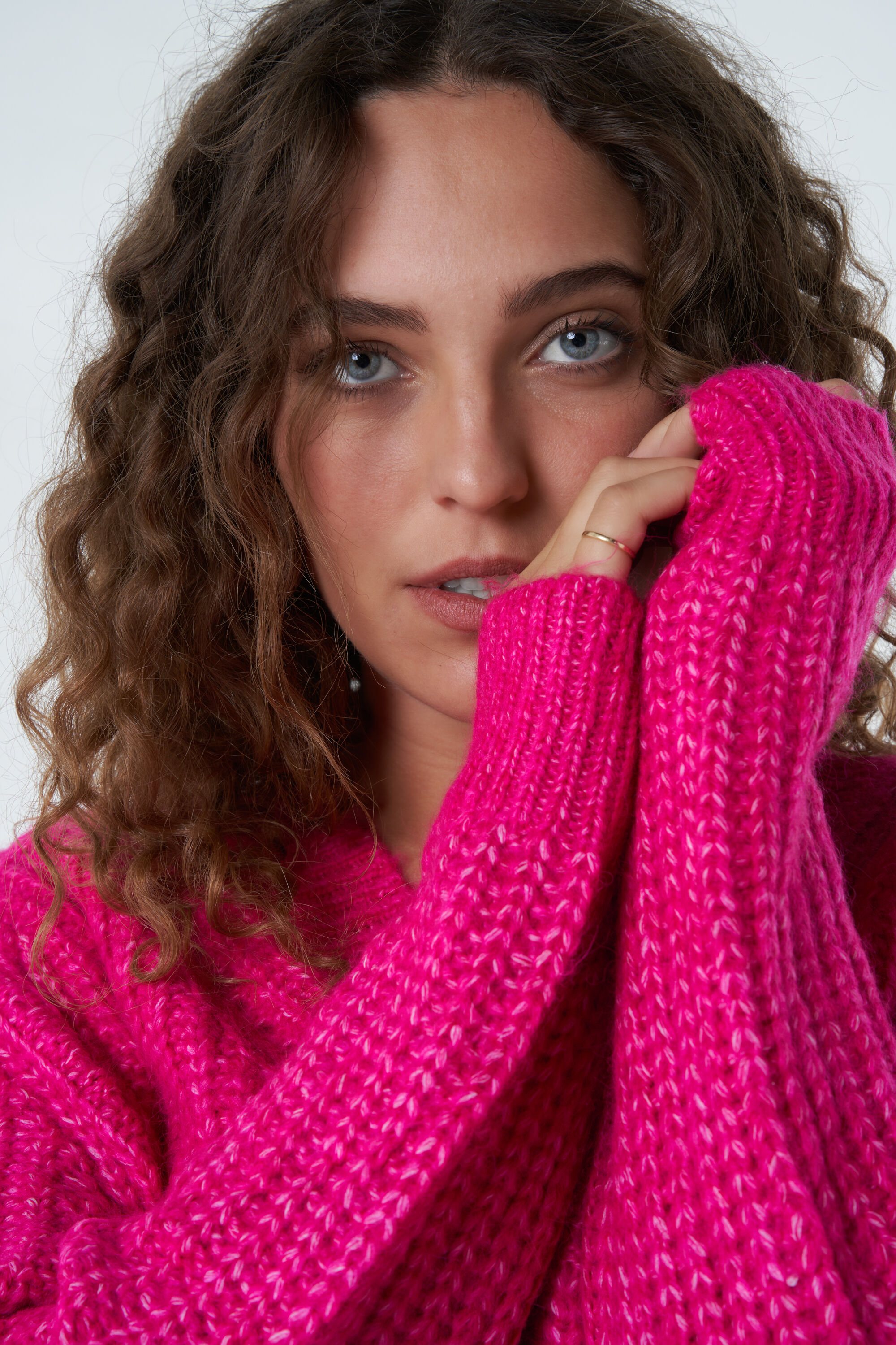 Pull en maille &eacute;paisse avec col en V image number 7