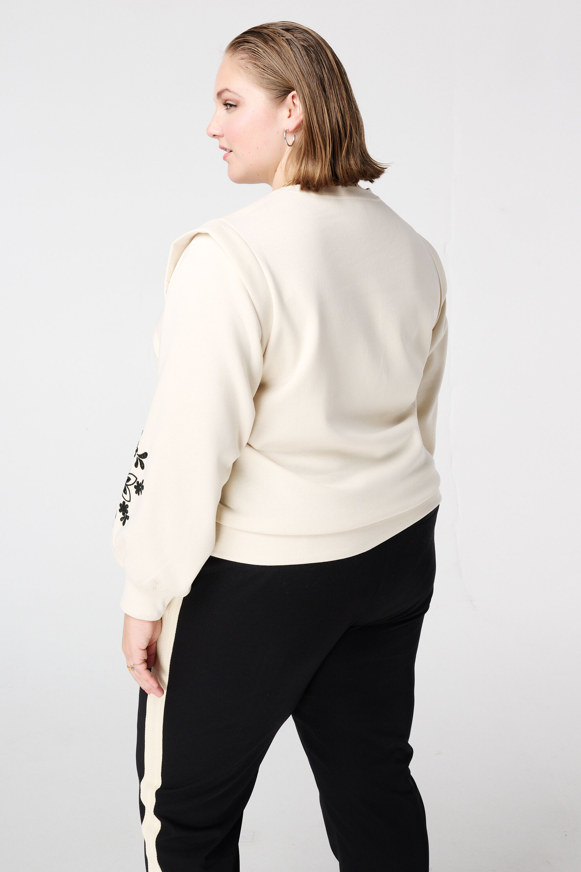 Sweat &agrave; broderie ajour&eacute;e image number 3