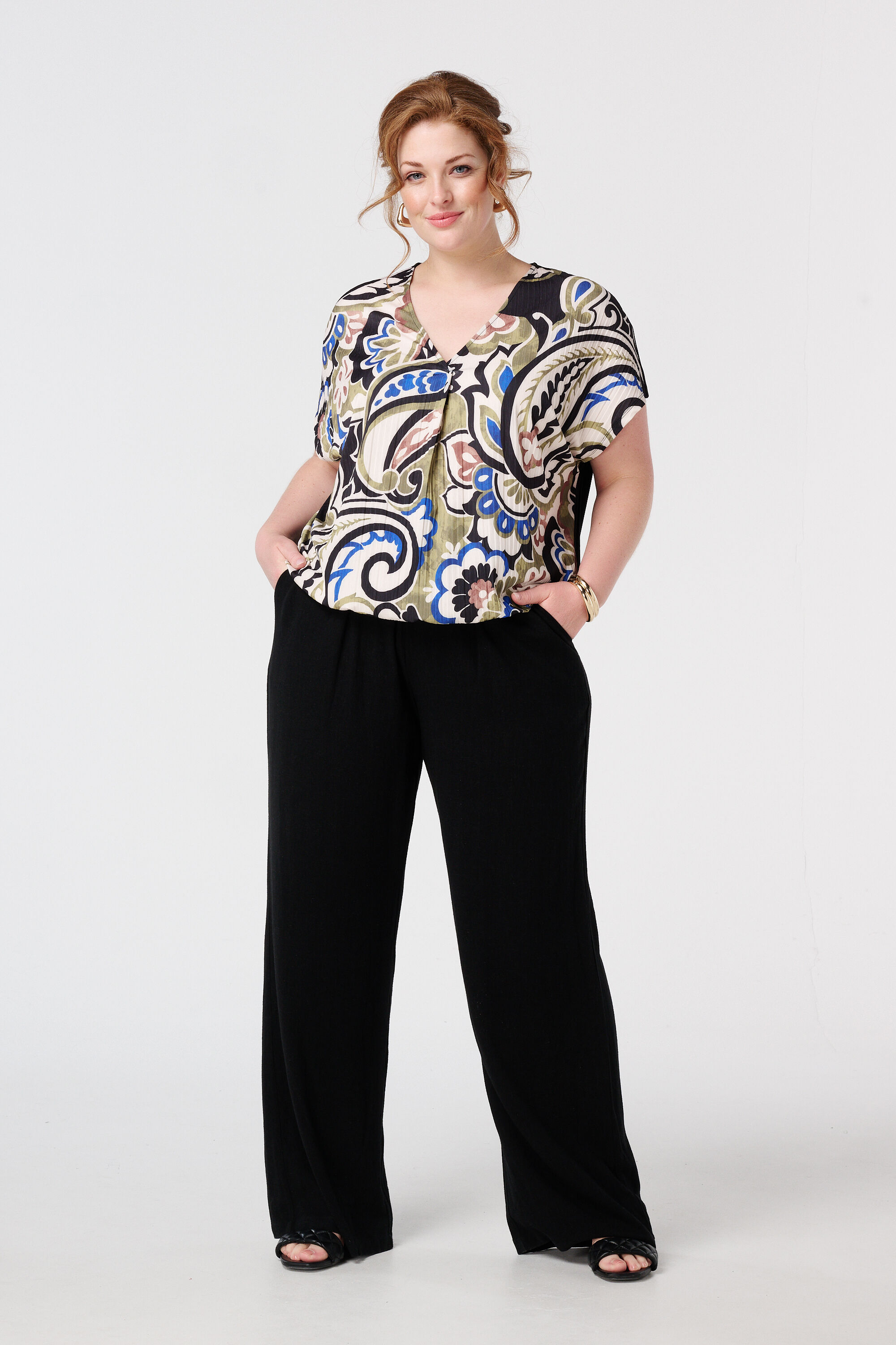 Haut textur&eacute; et col en V image number 5