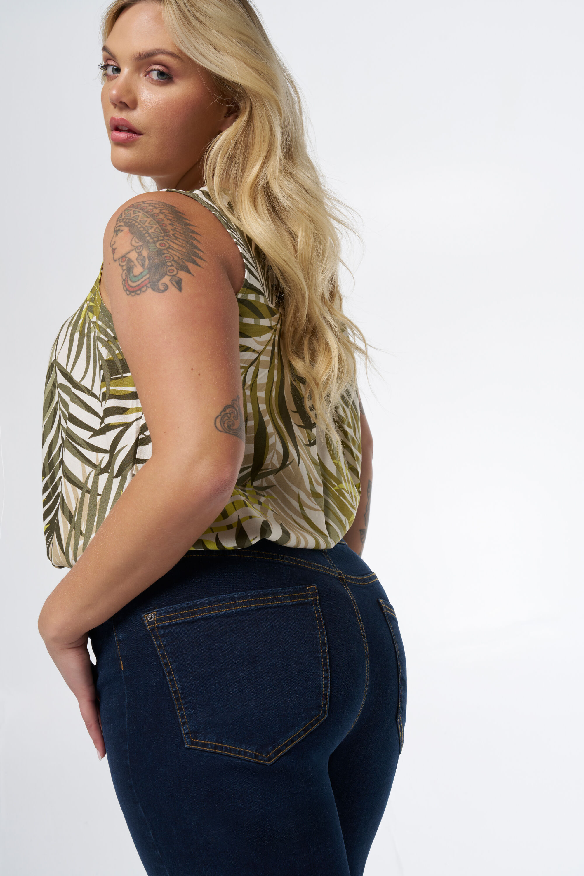 Jean &agrave; jambes droites LILY image number 4