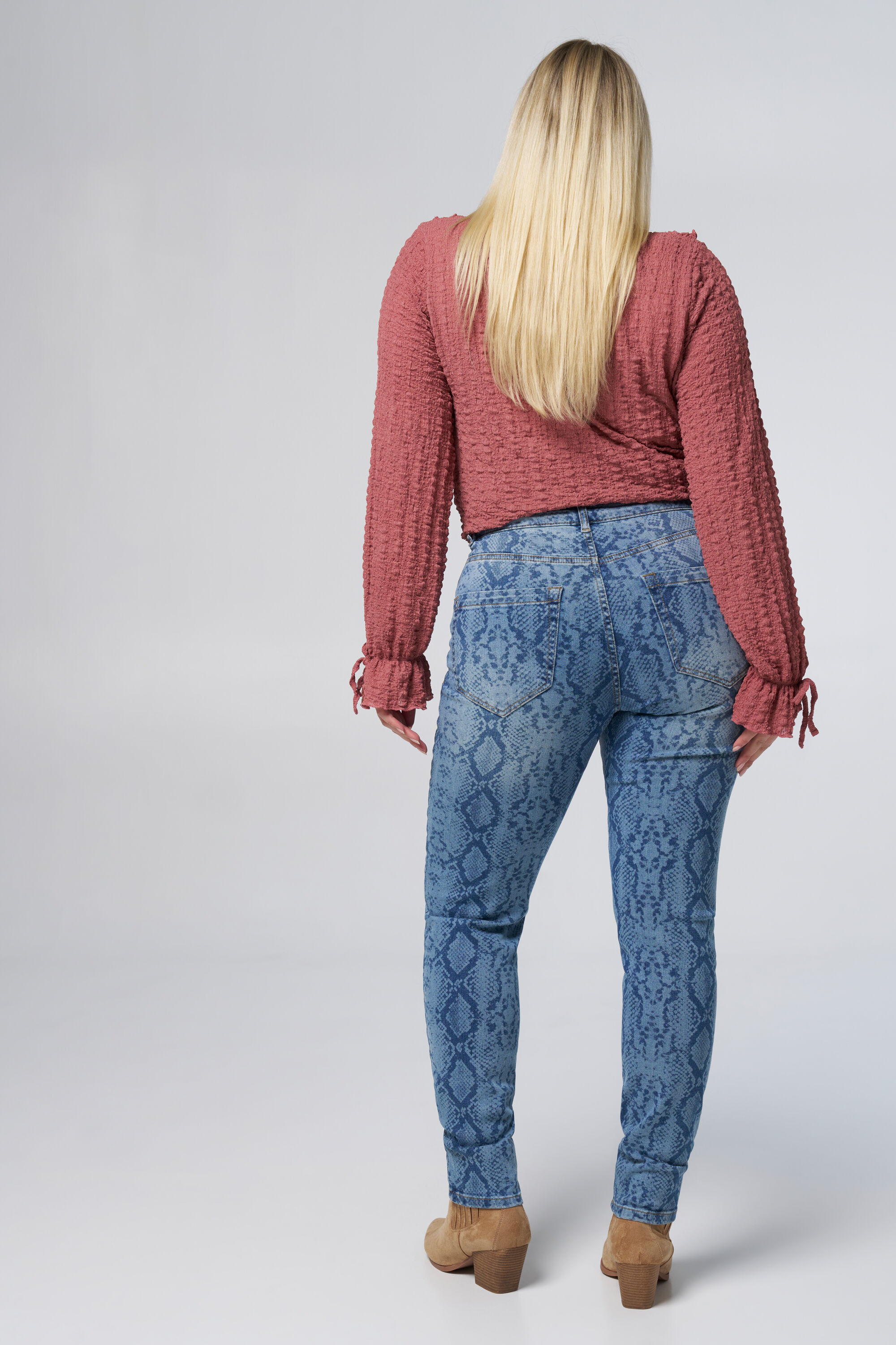 Jeans avec imprim&eacute; serpent image number 3