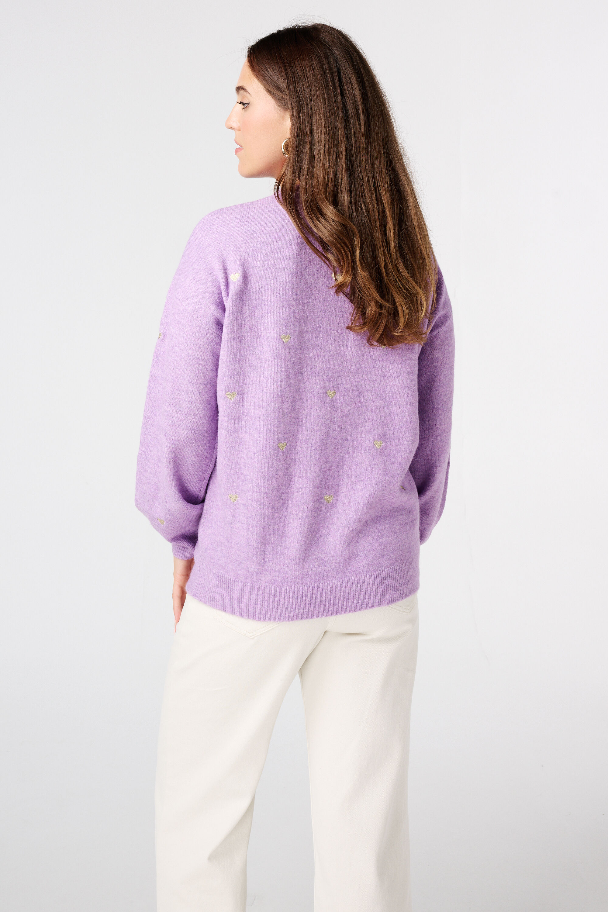 Pull finement tricot&eacute; avec des c&oelig;urs brod&eacute;s image number 3