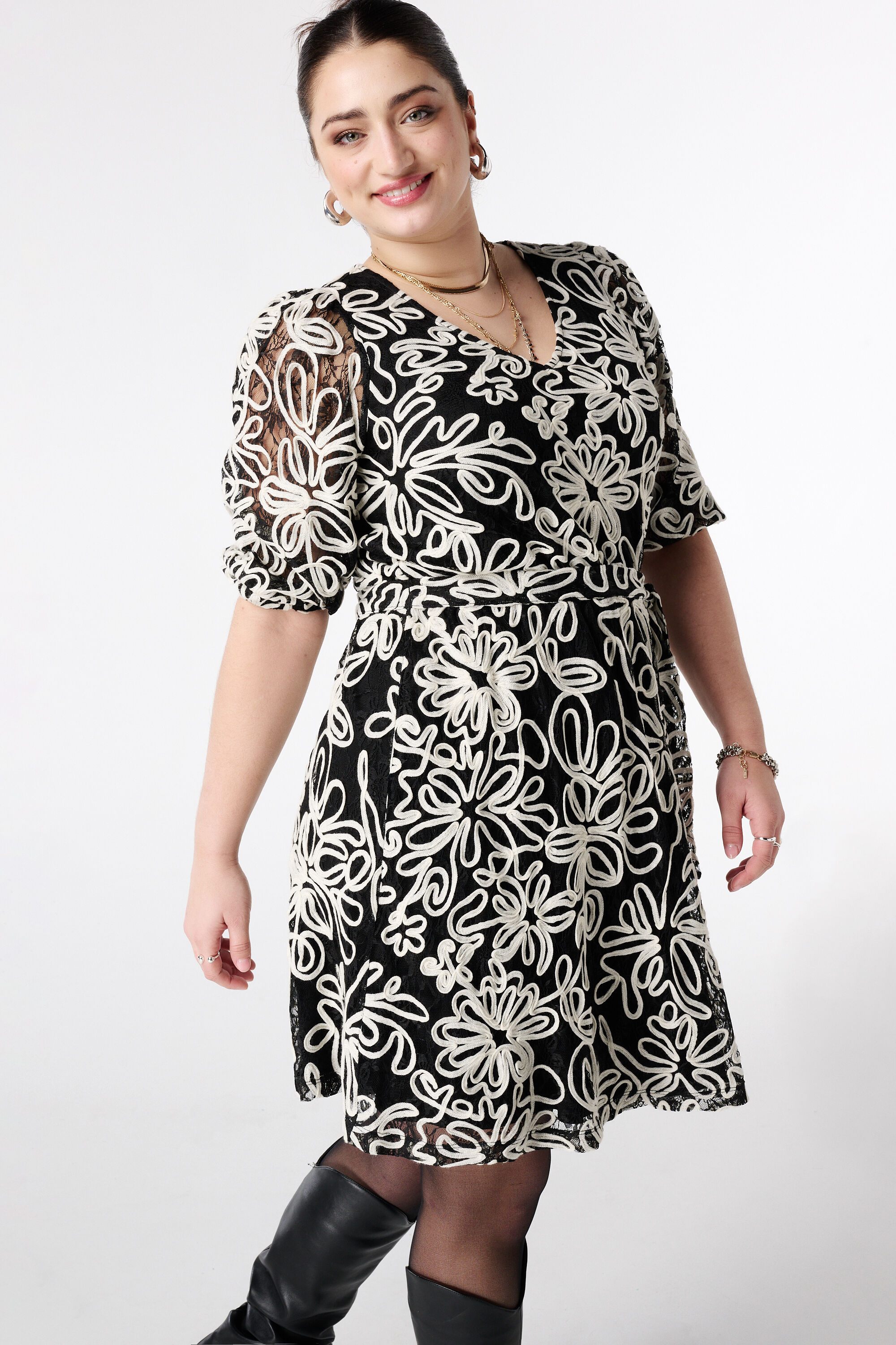 Robe brod&eacute;e avec ceinture image number 5