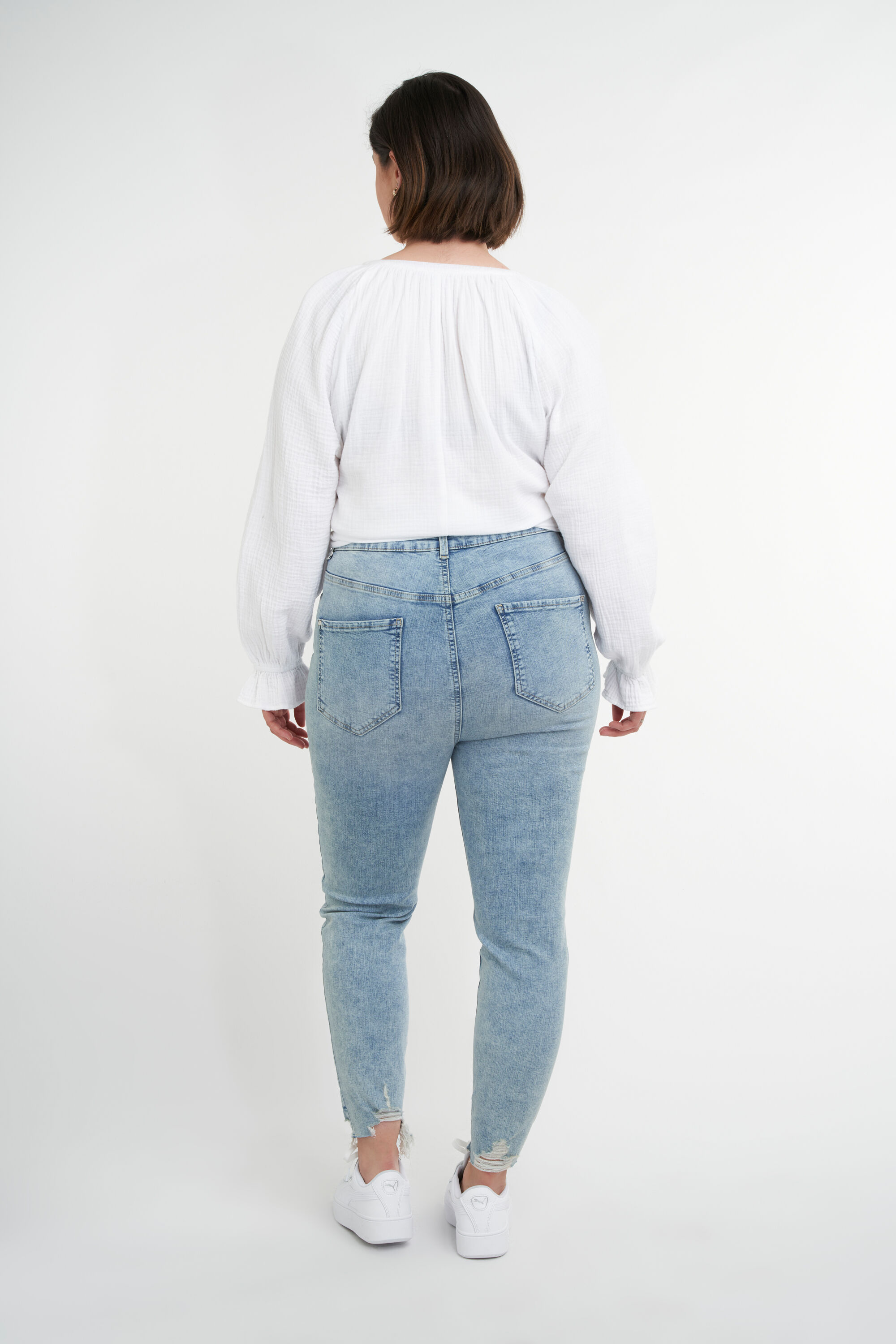 Jeans avec d&eacute;chirures image number 4