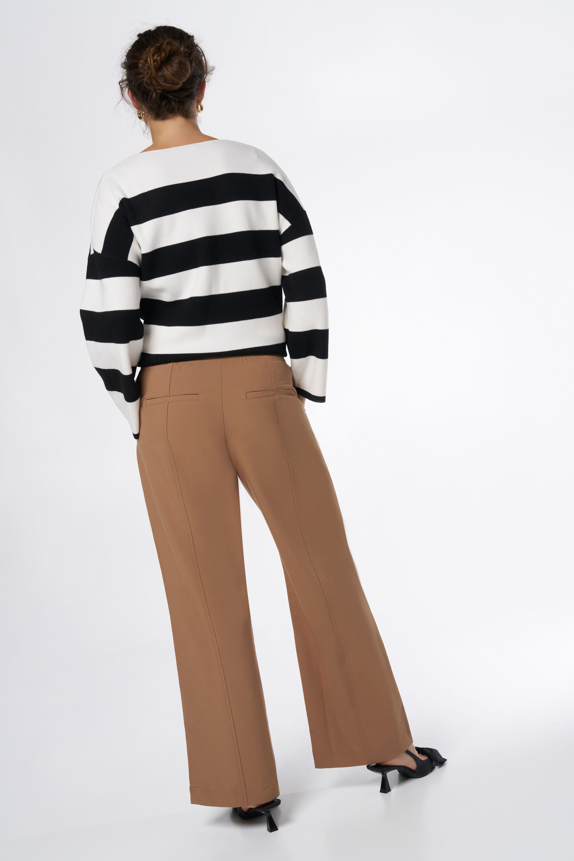 Pantalon &agrave; jambes larges avec boutons fantaisie image number 3