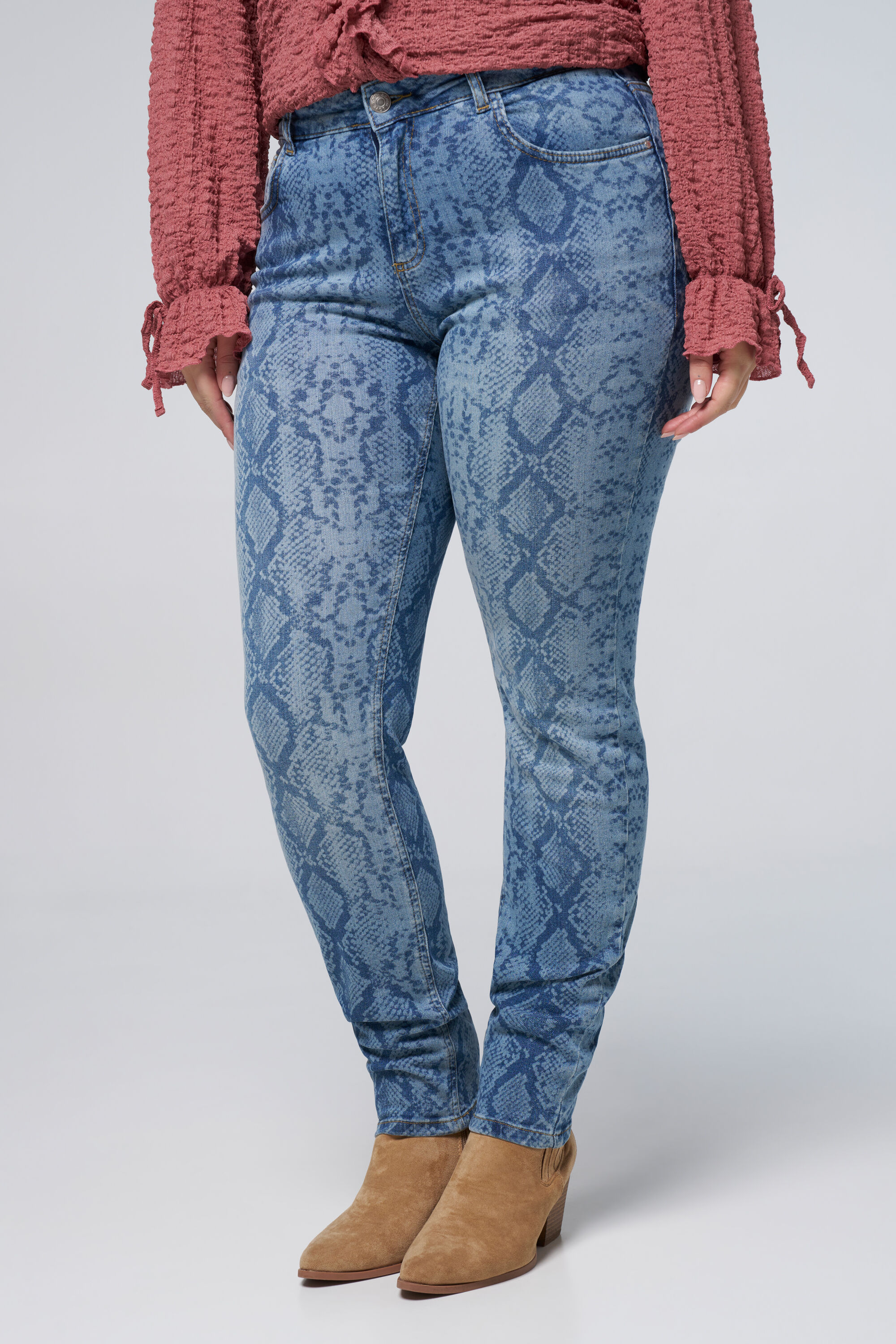 Jeans avec imprim&eacute; serpent image number 5