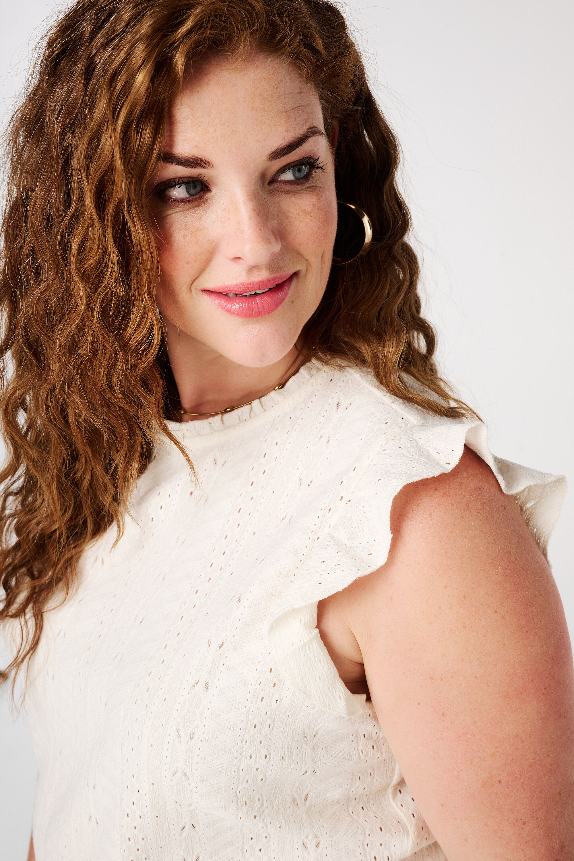 Haut brod&eacute; avec volants image number 4