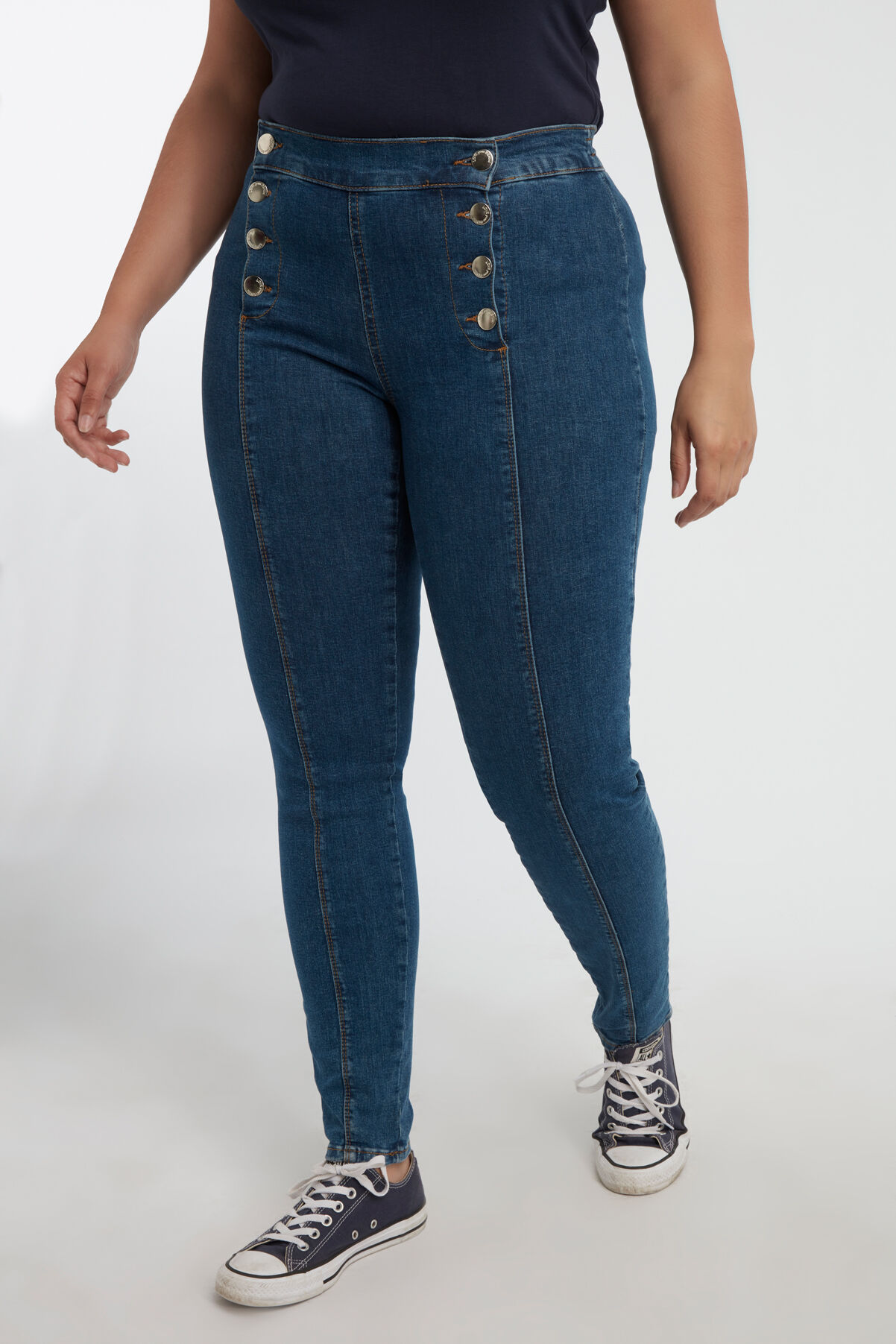 Jean coupe slim avec boutons image number 3