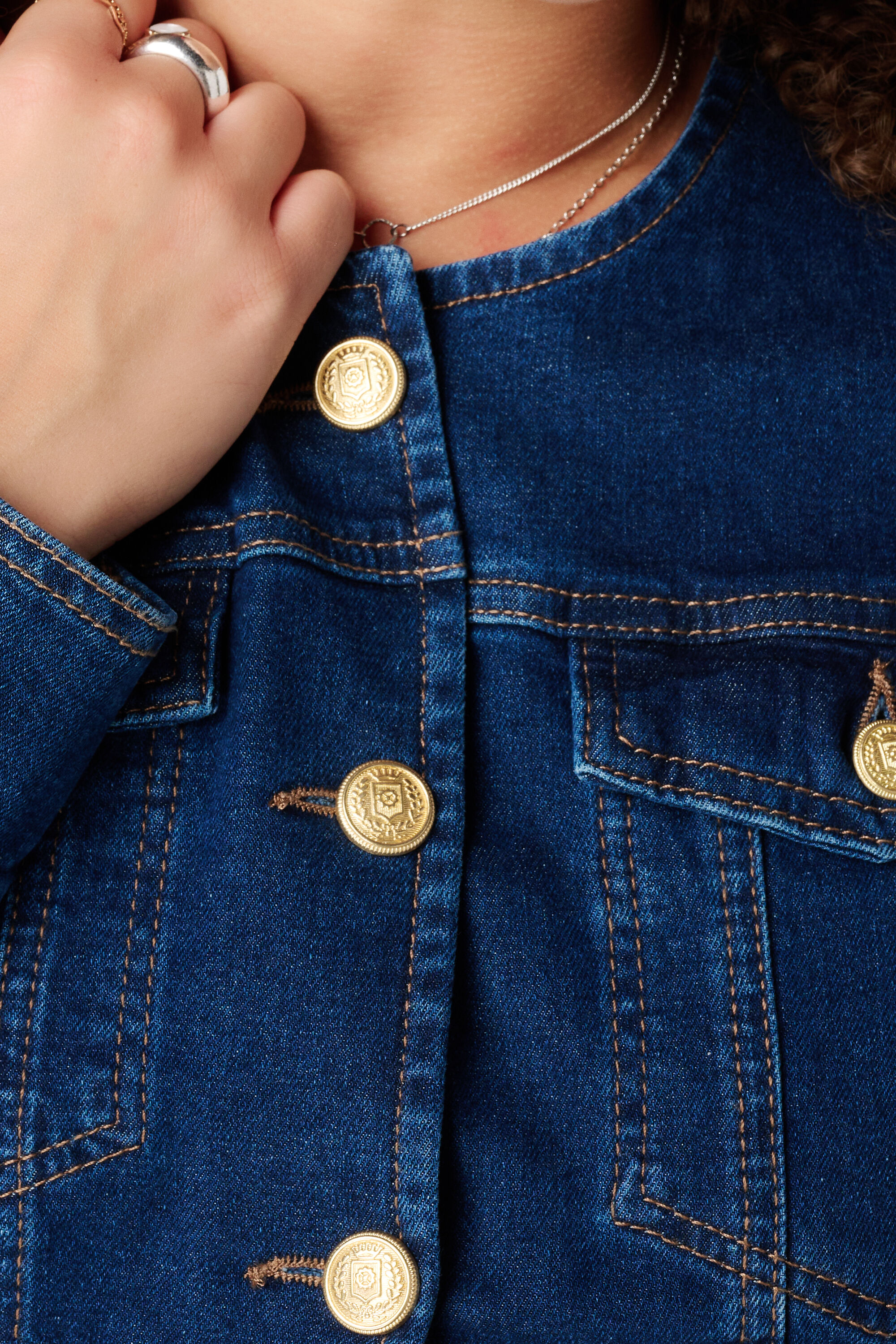 Veste en jean ajust&eacute;e image number 6