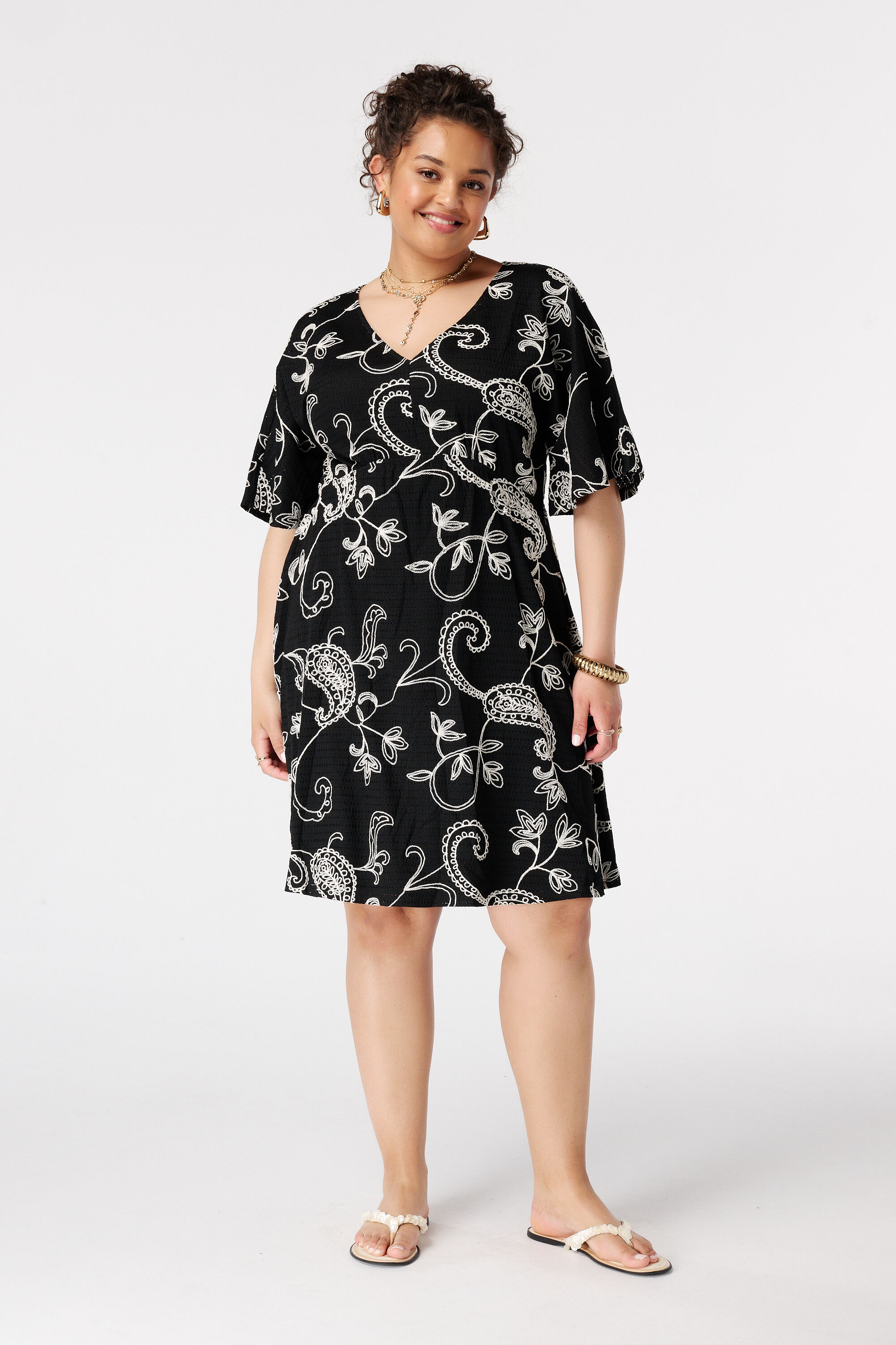 Robe courte &agrave; manches papillon