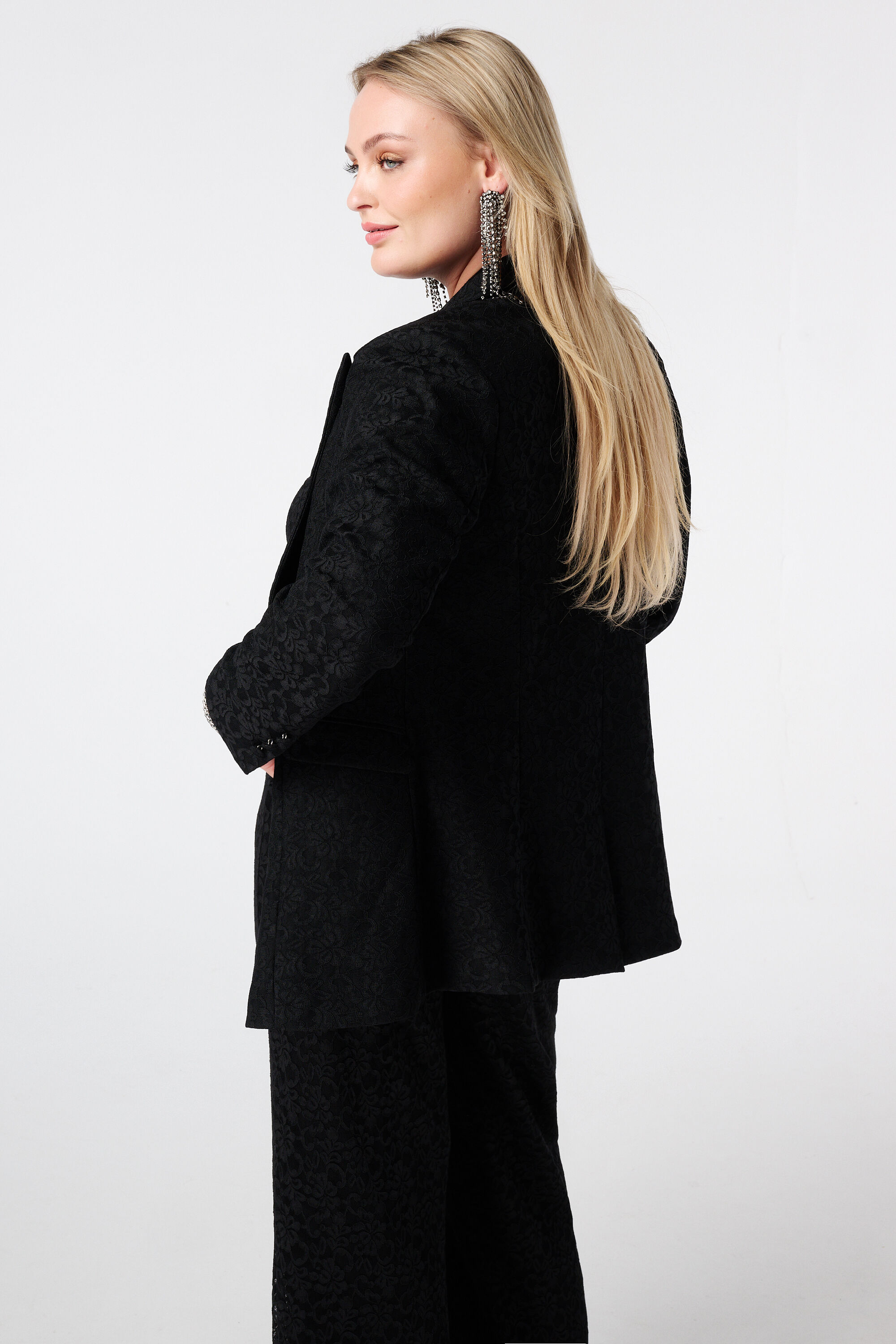 Blazer cintr&eacute; en dentelle image number 3