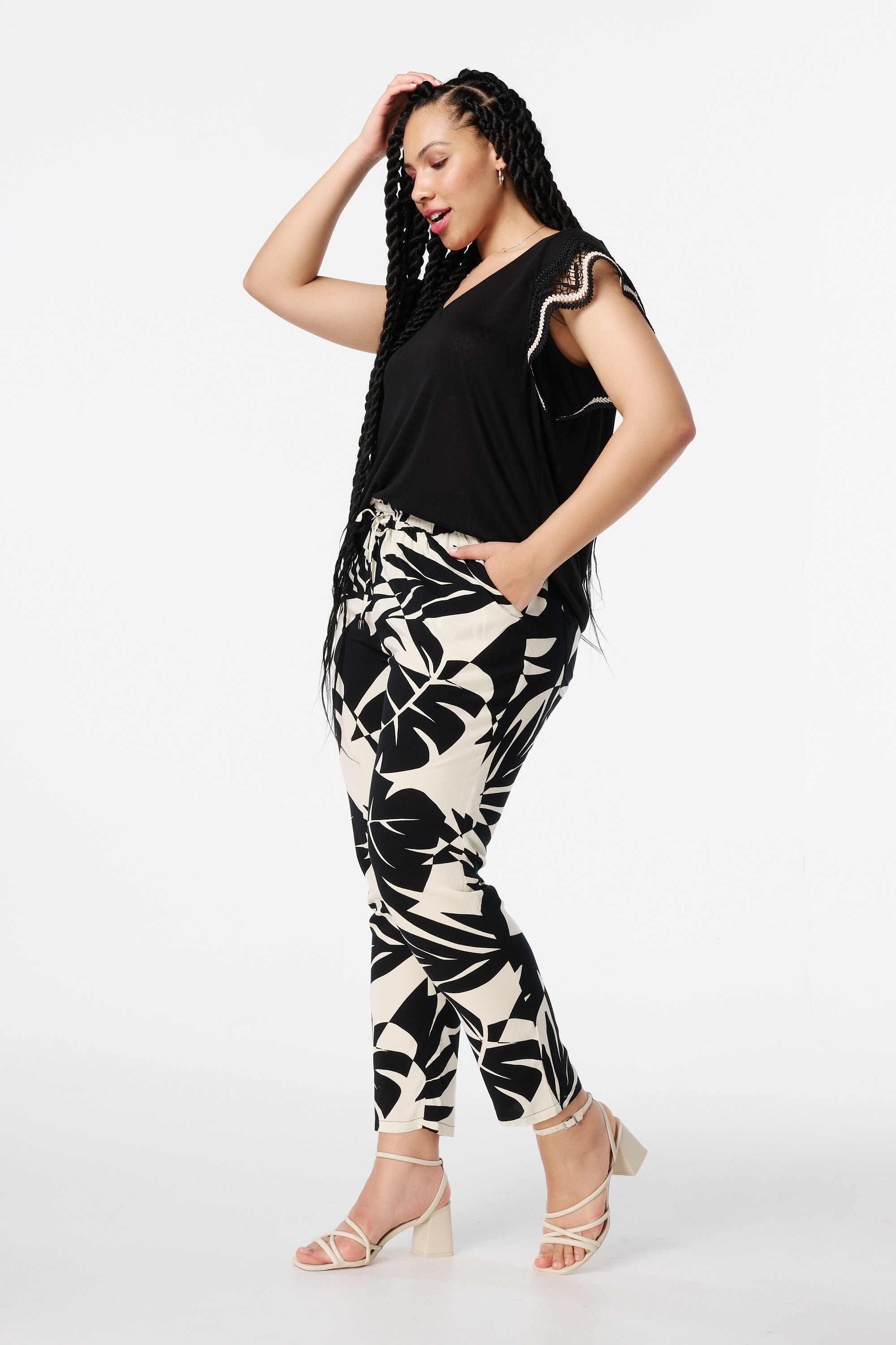 T-shirt avec des d&eacute;tails en crochet  image number 5