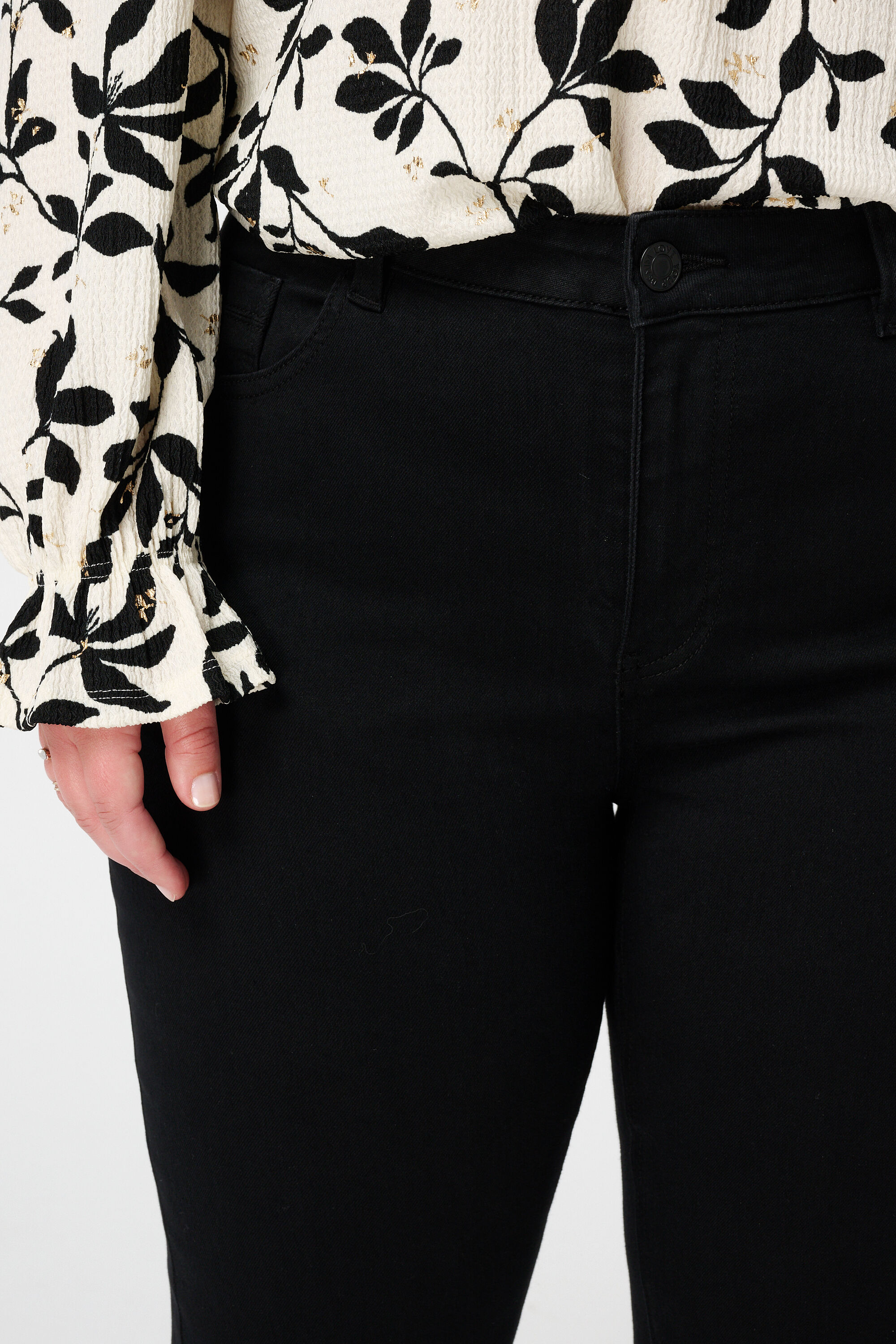 Jean &eacute;vas&eacute; JASMIN image number 4