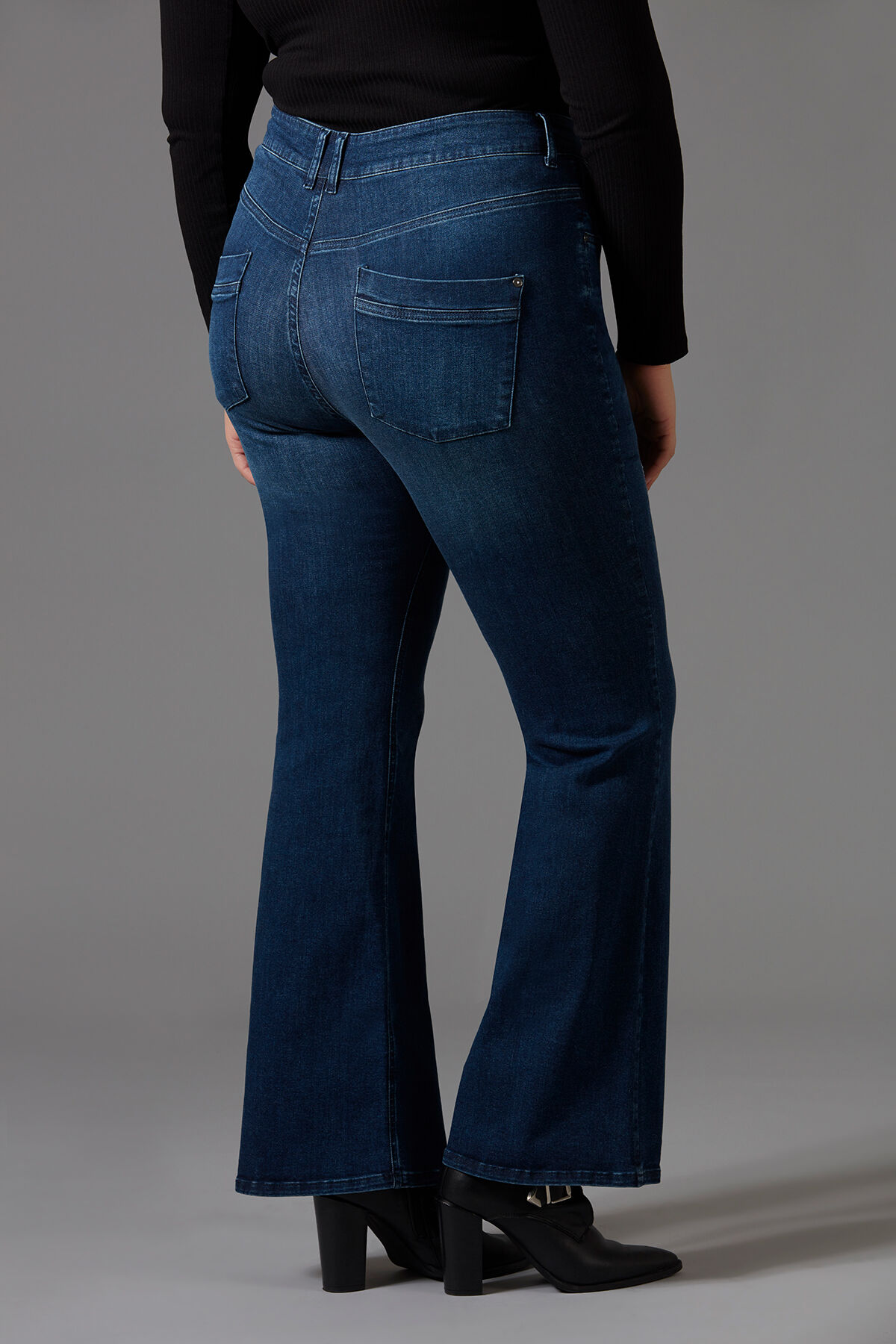 Magic Simplicity SHAPES flared jeans image number 4