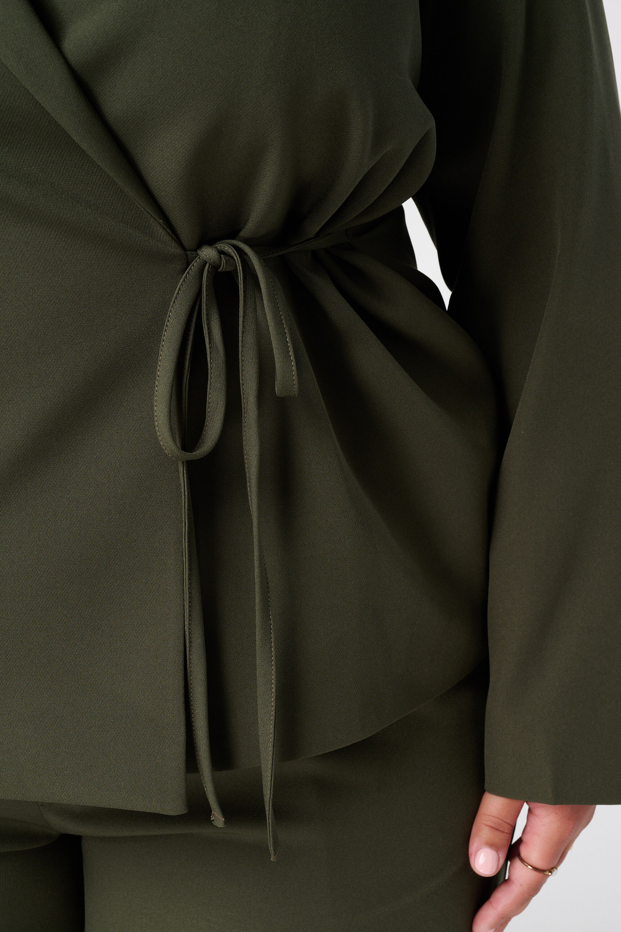 Blazer &agrave; revers avec ceinture &agrave; nouer image number 6