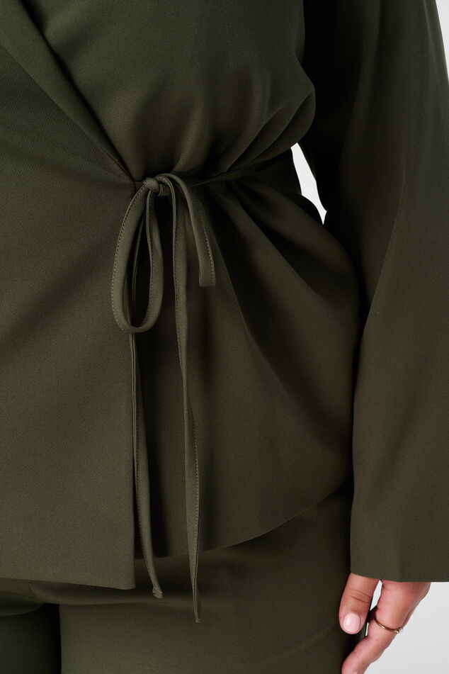 Blazer à revers avec ceinture à nouer image number 6