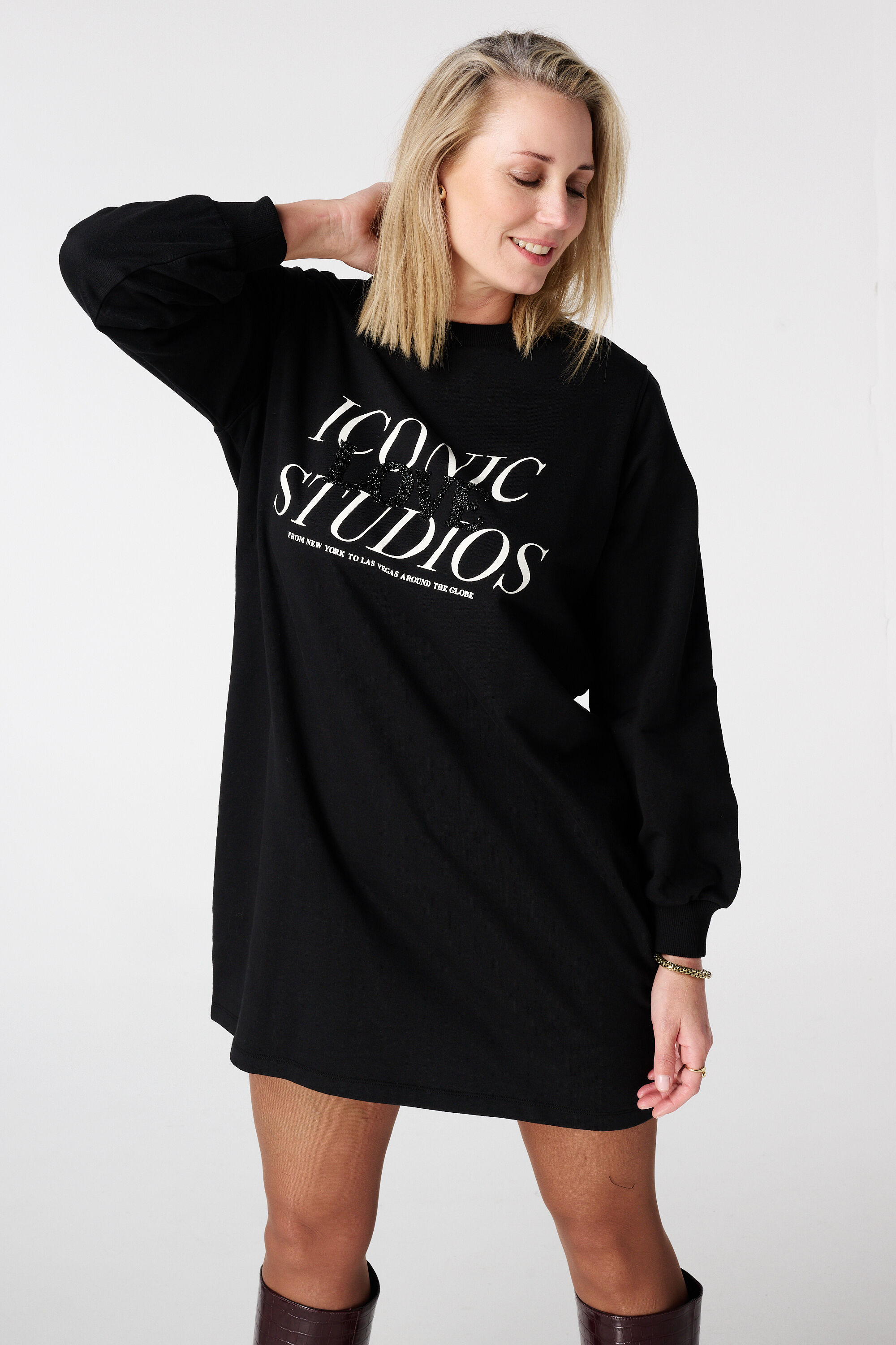 Robe-pull avec texte paillet&eacute; image number 5