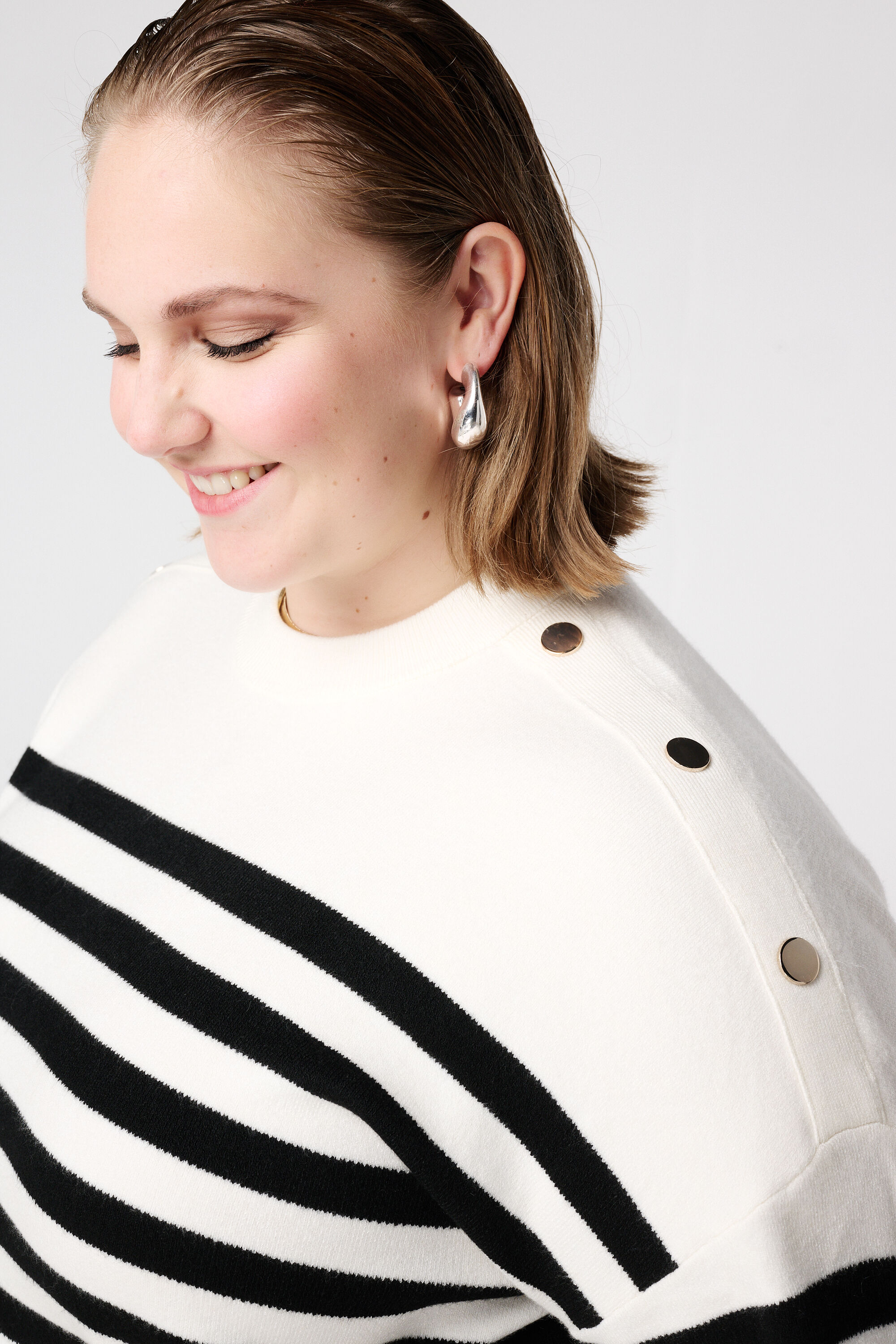 Pull ray&eacute; avec d&eacute;tails de boutons image number 4