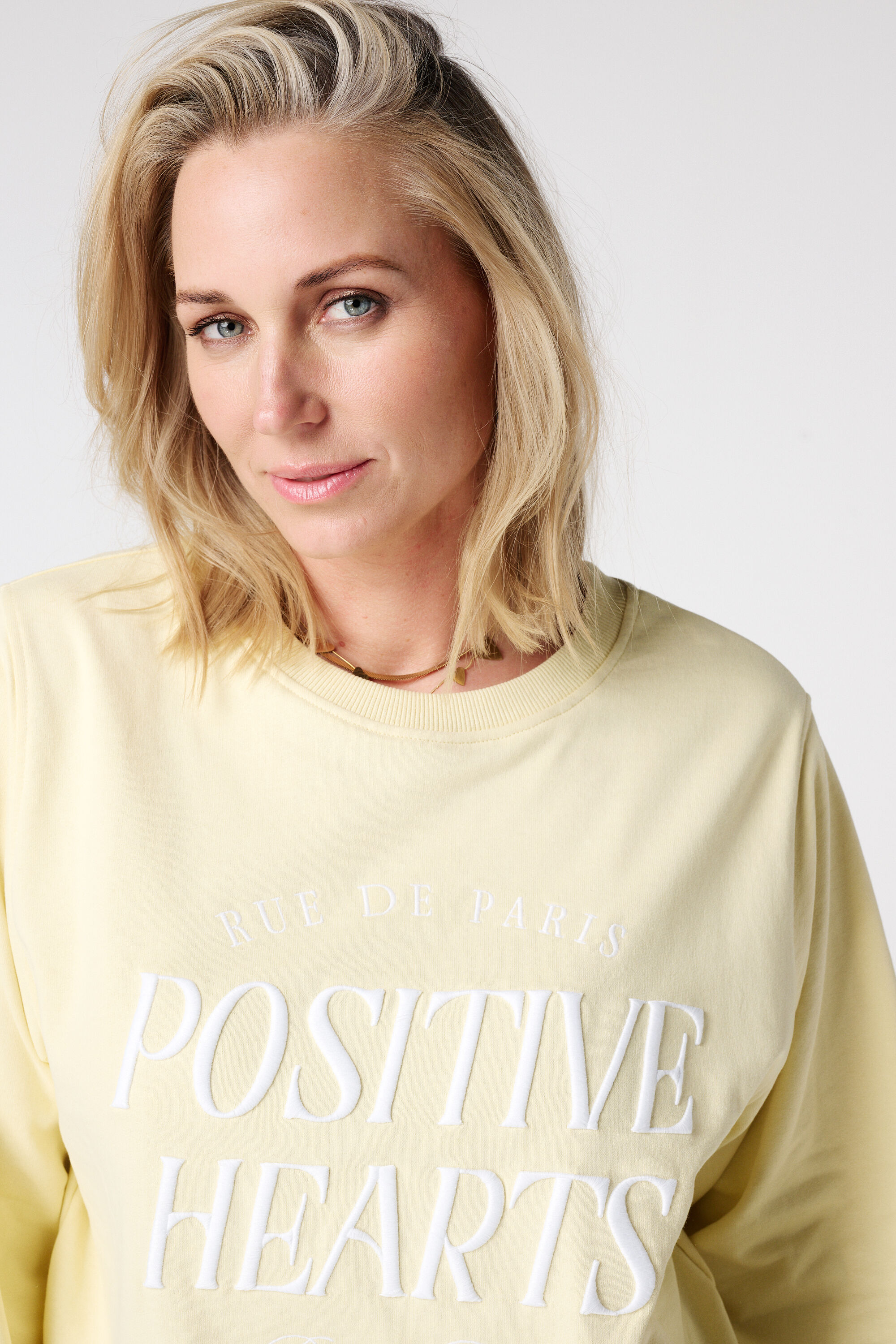 Pull avec texte brod&eacute; image number 4