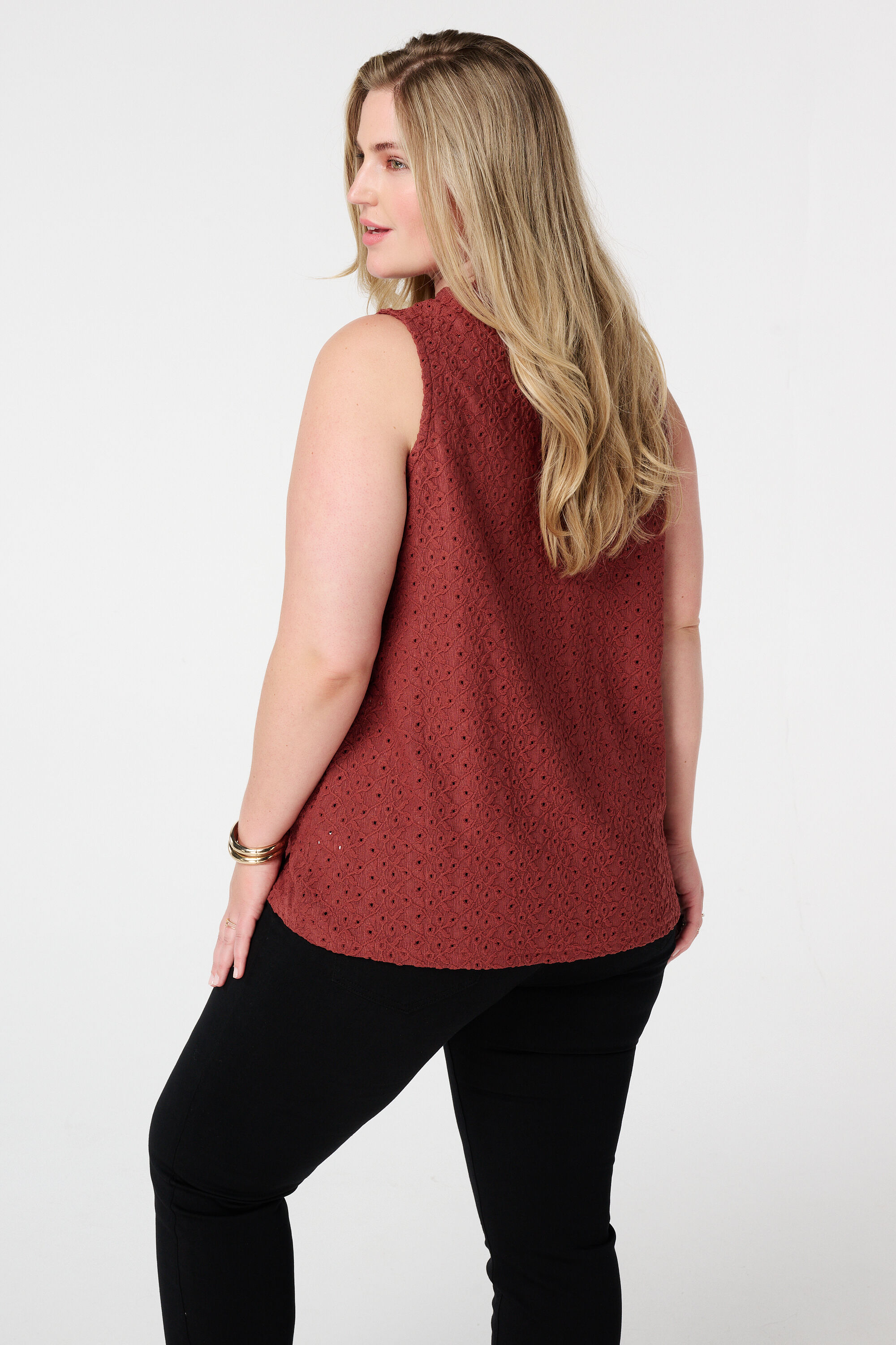 Top brod&eacute; sans manches image number 3