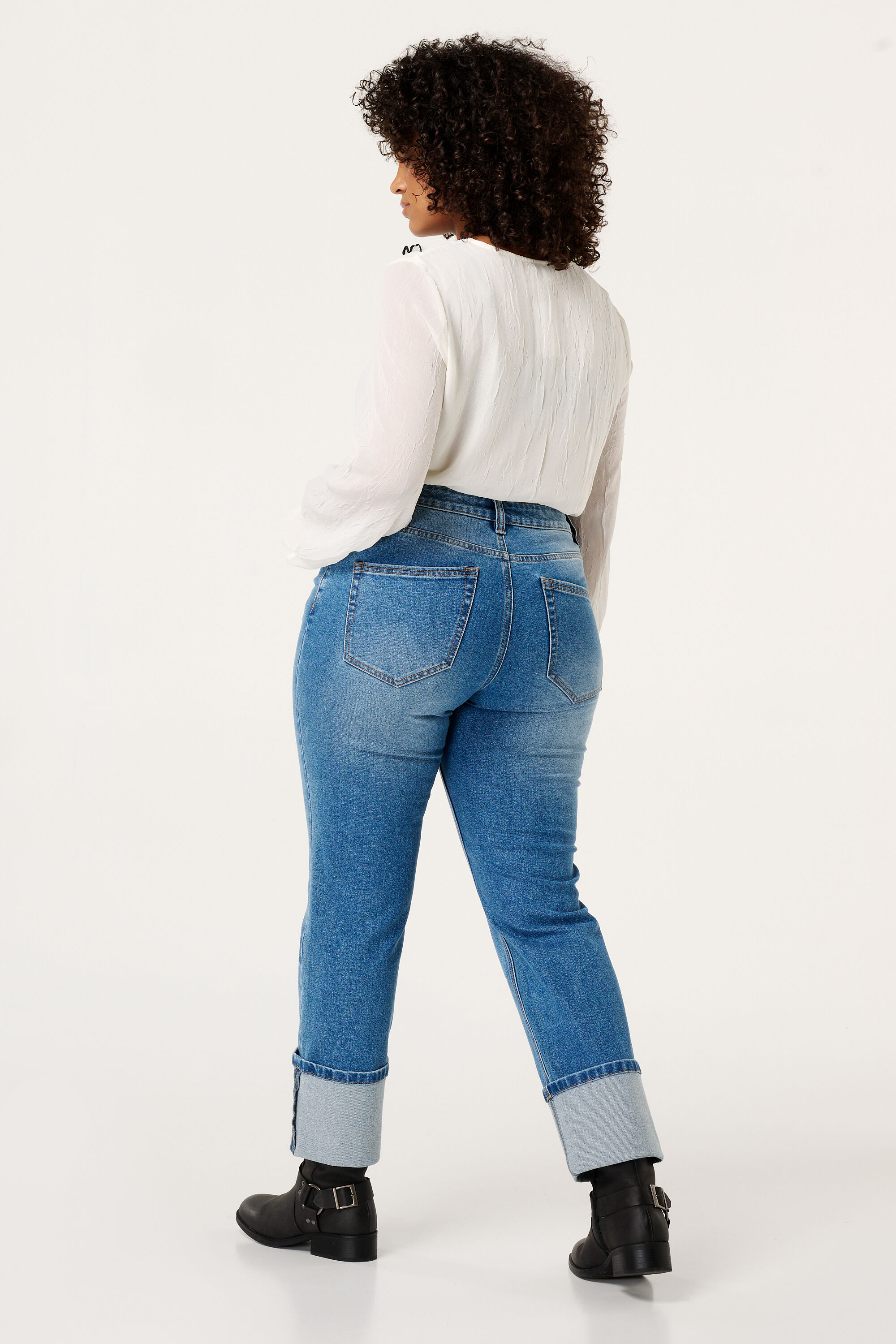 Jeans &agrave; jambes droites et &agrave; revers image number 3