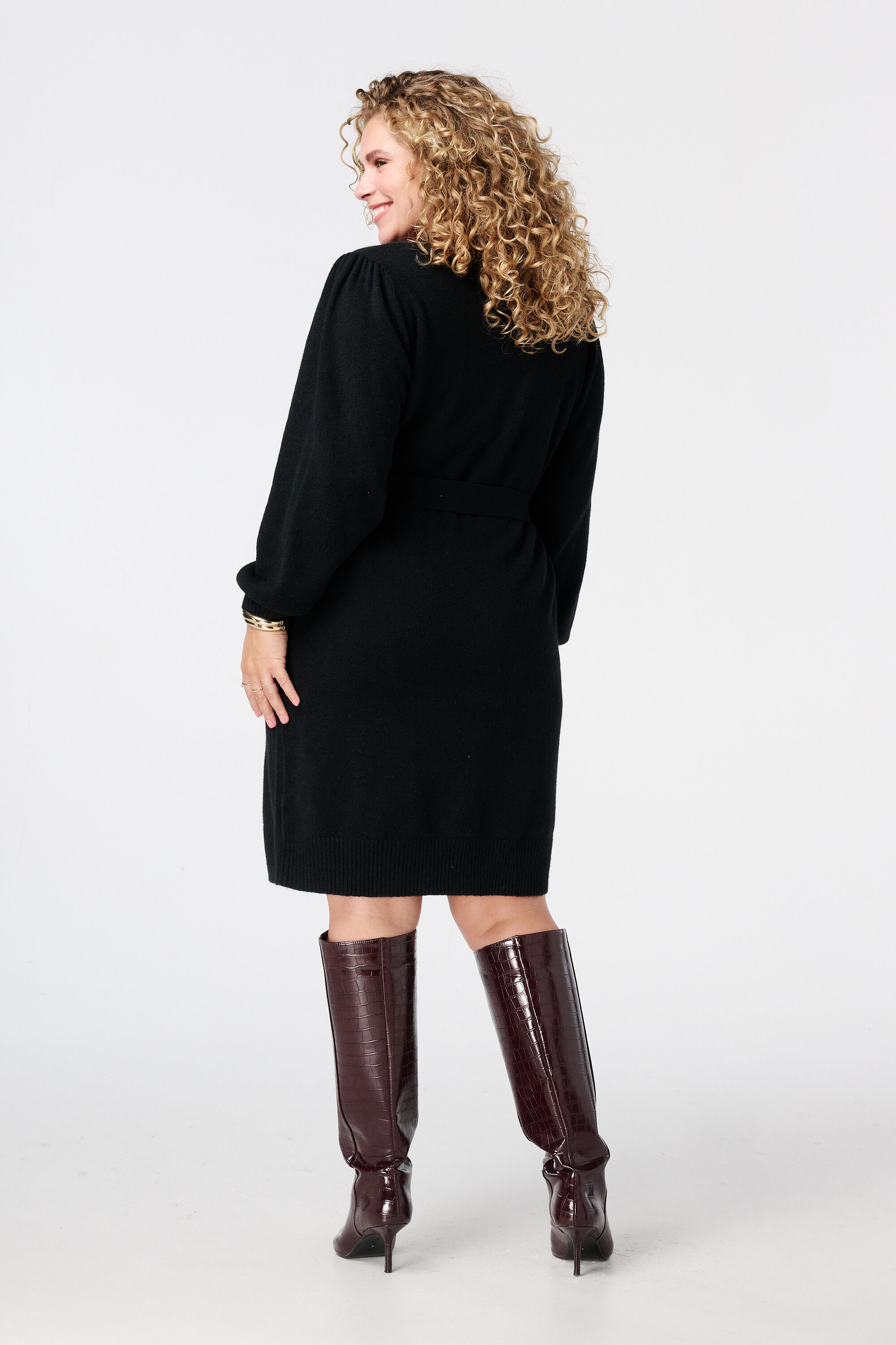 Robe tricot&eacute;e avec ceinture image number 3