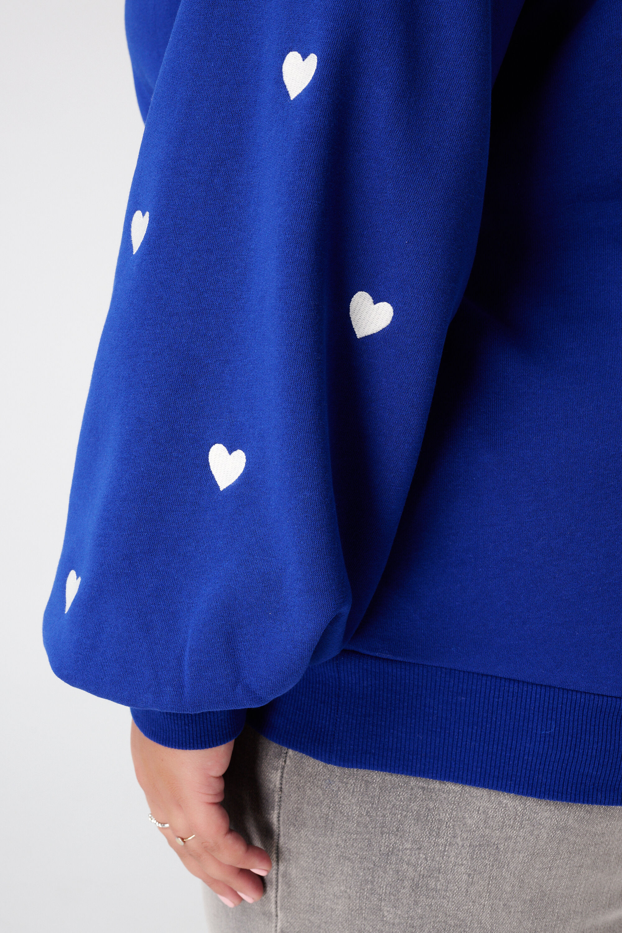 Pull avec c&oelig;urs brod&eacute;s et manches ballon image number 6