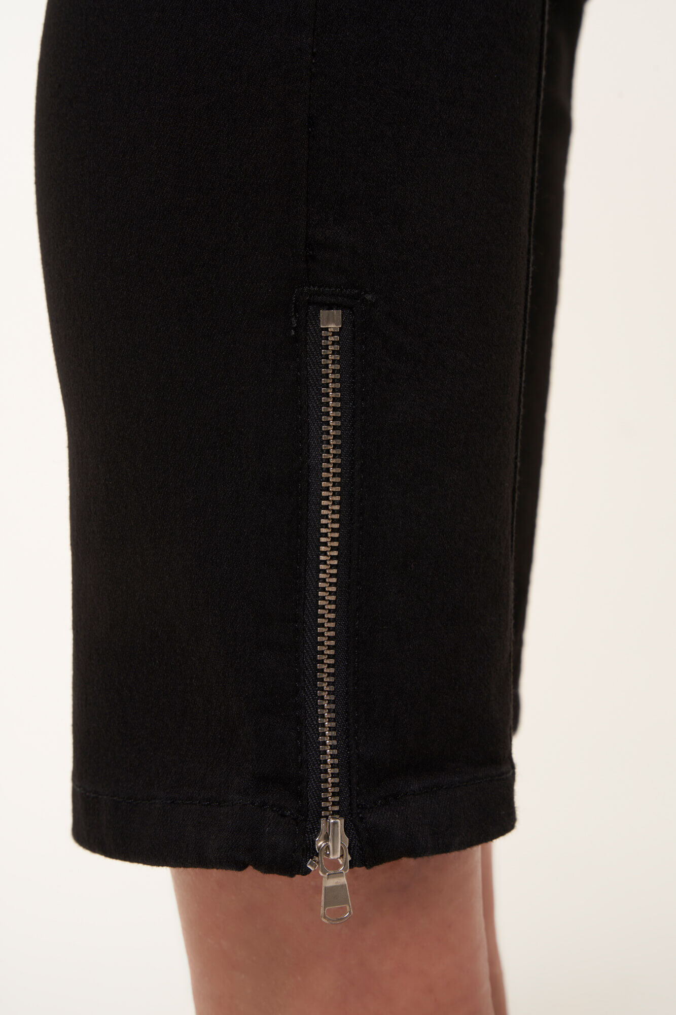 Pantalon &agrave; jambes slim image number 4