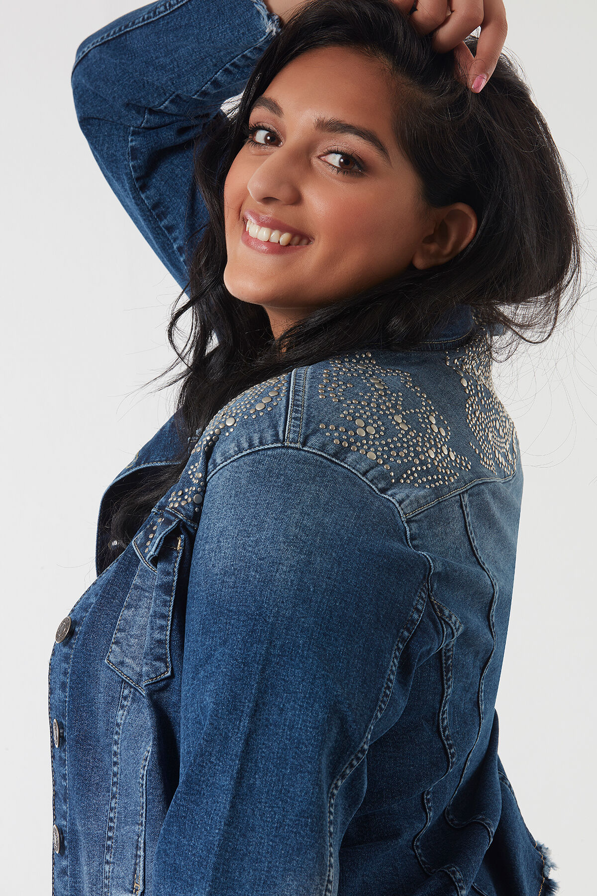 Veste en jean &agrave; clous image number 3