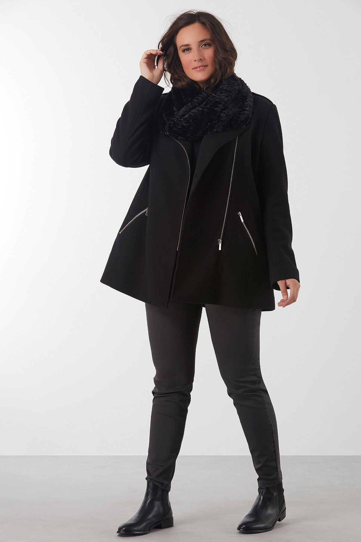 &Eacute;charpe col roul&eacute; en fausse fourrure image number 3