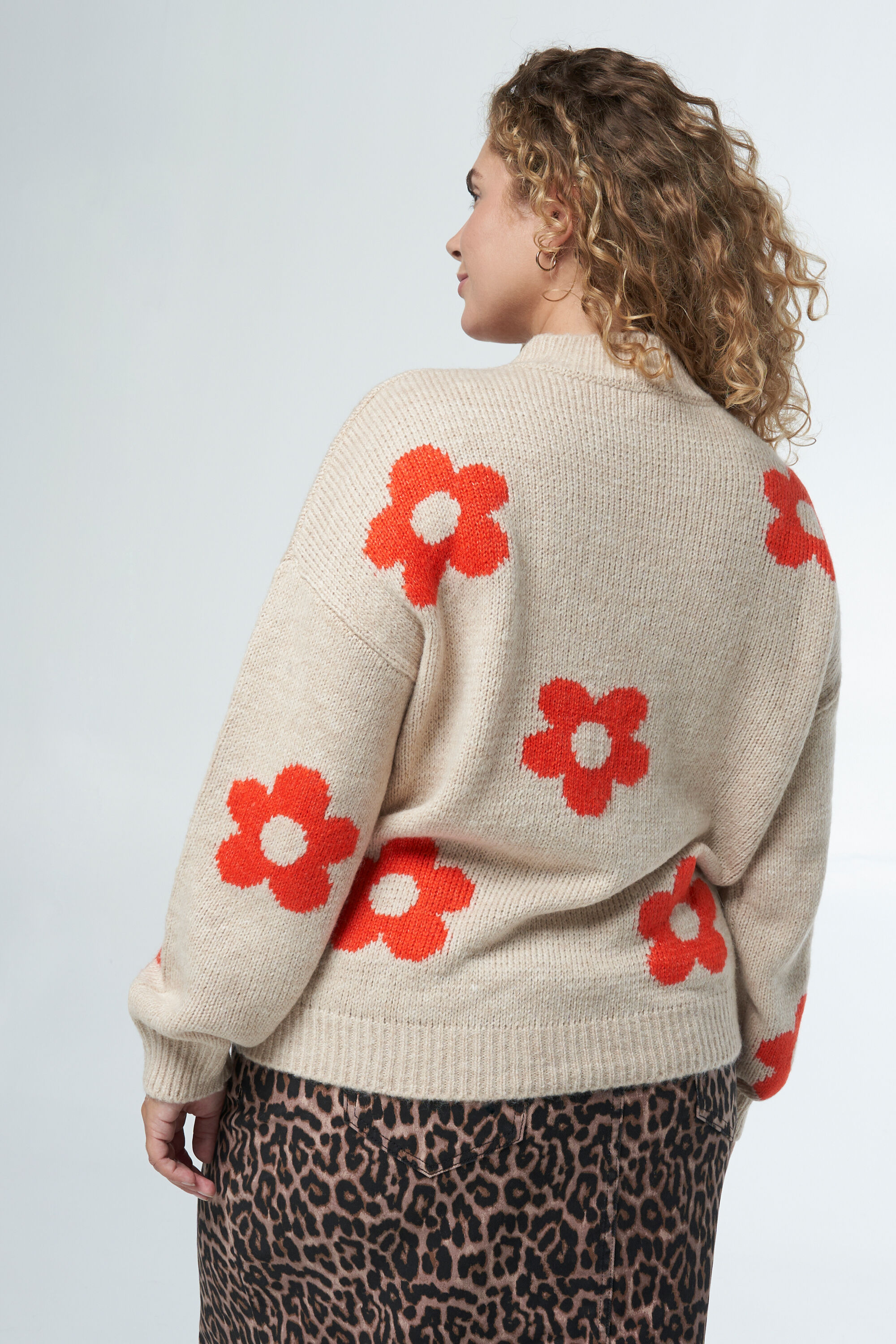 Pull en tricot avec des fleurs image number 3