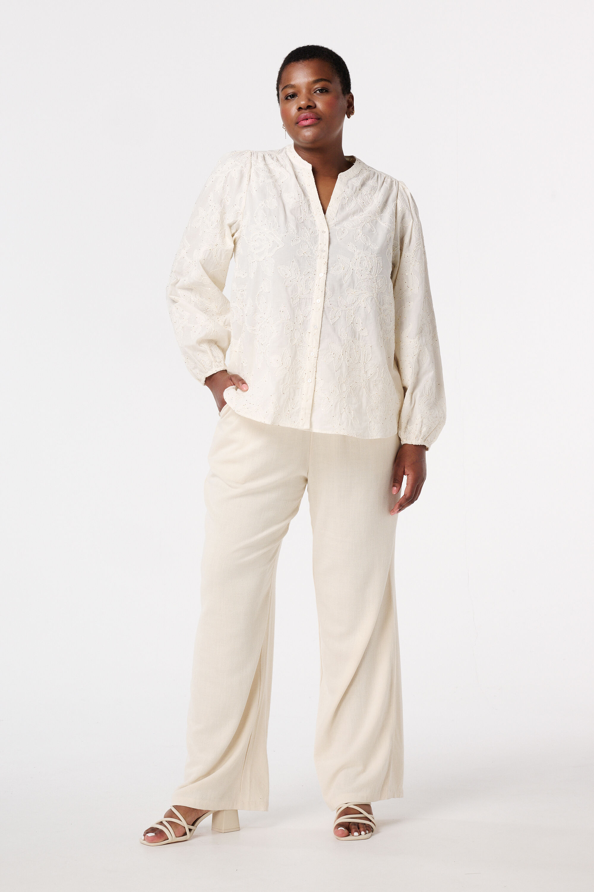 Chemisier &agrave; broderies florales image number 5