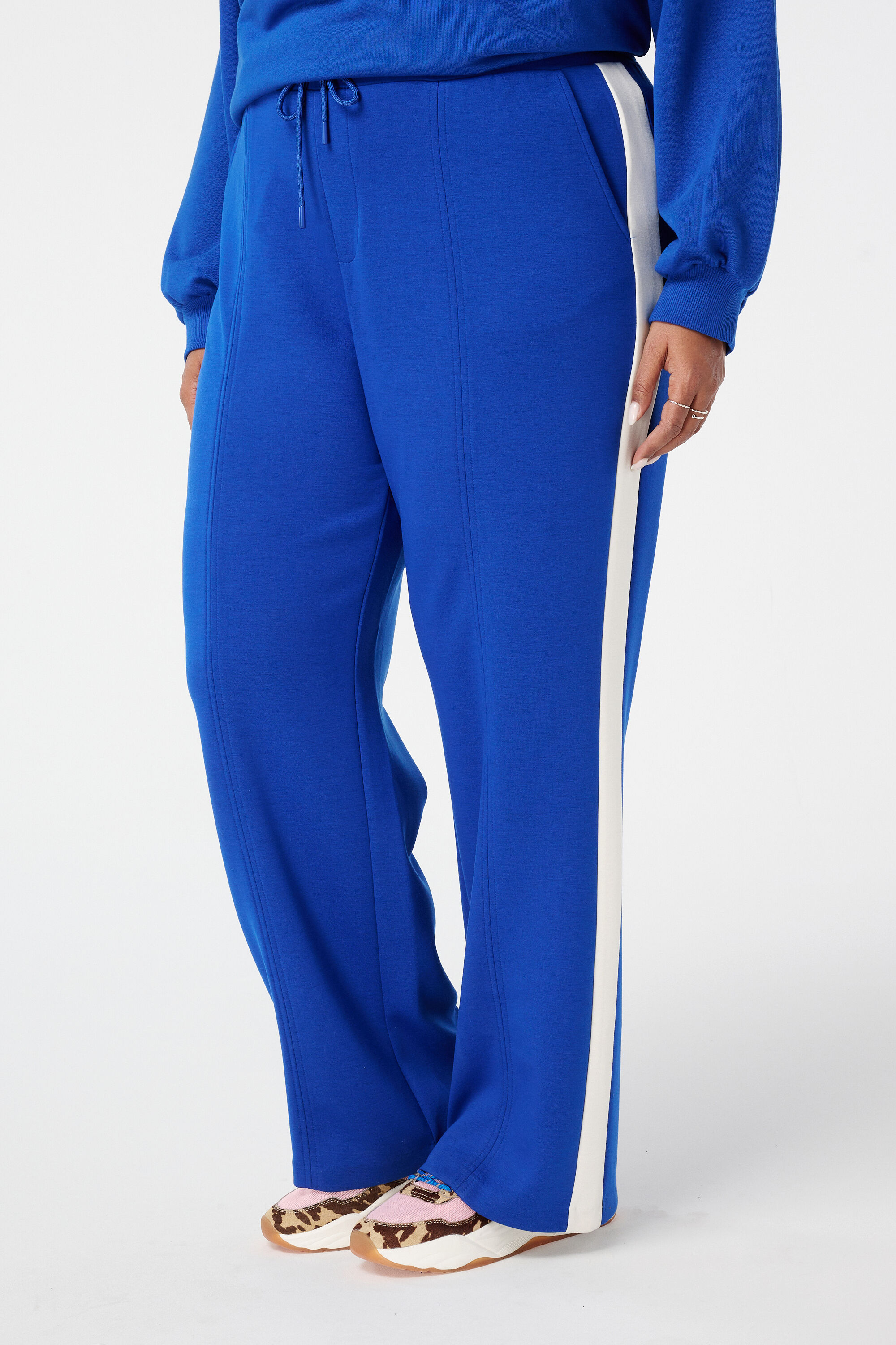 Pantalon avec rayures contrastantes image number 5