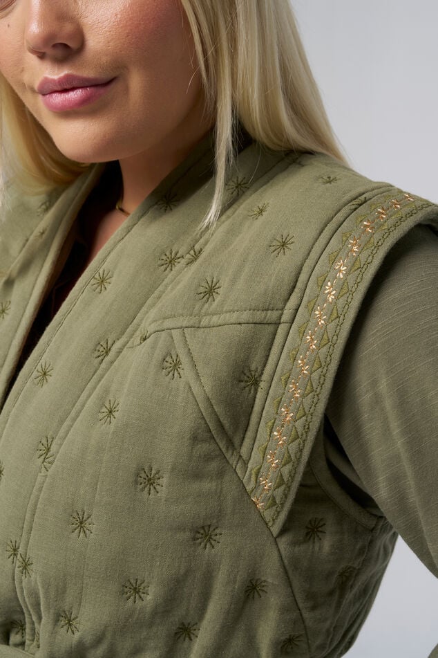 Gilet orné de détails dorés image number 4