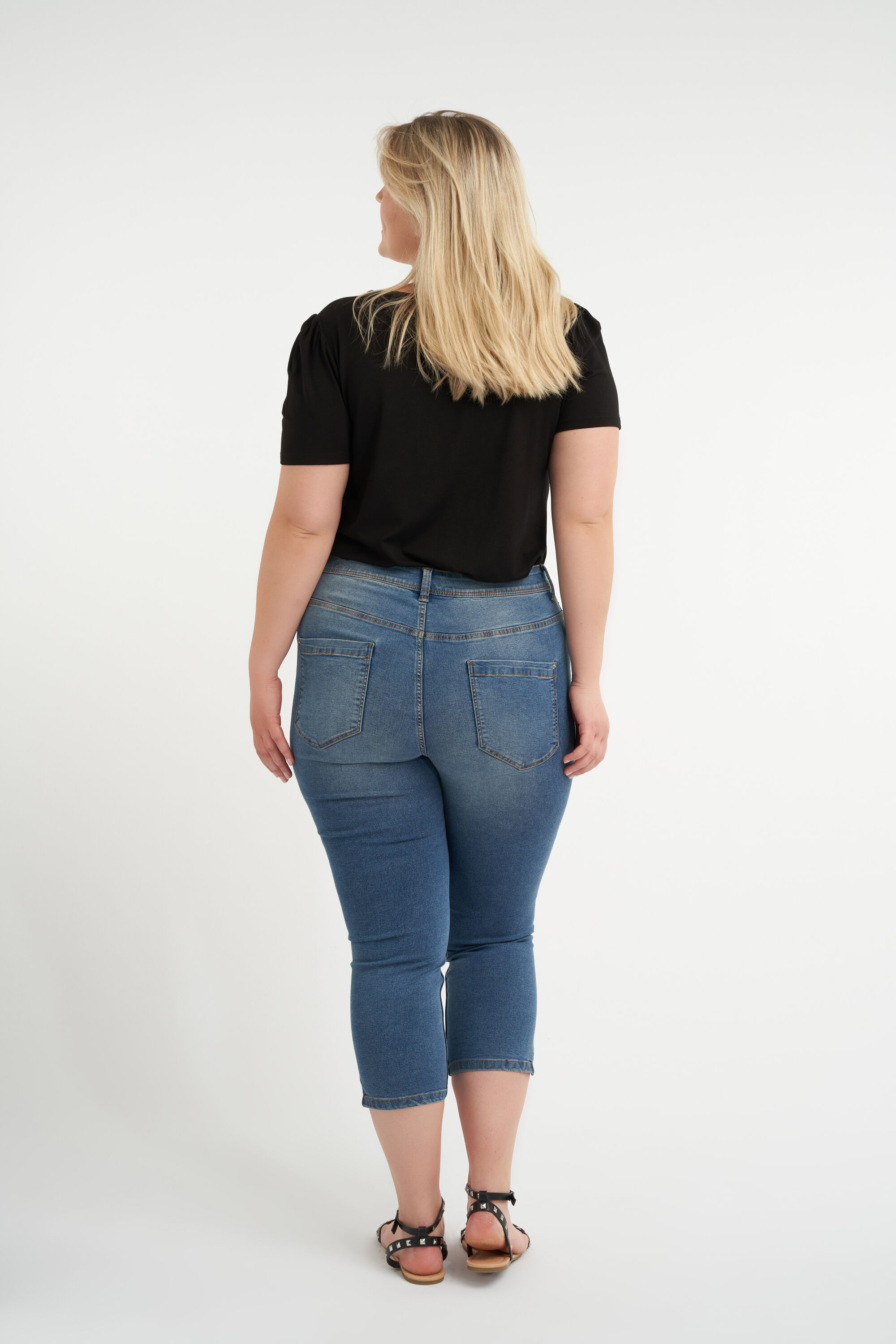 Pantalon court avec d&eacute;tails image number 3