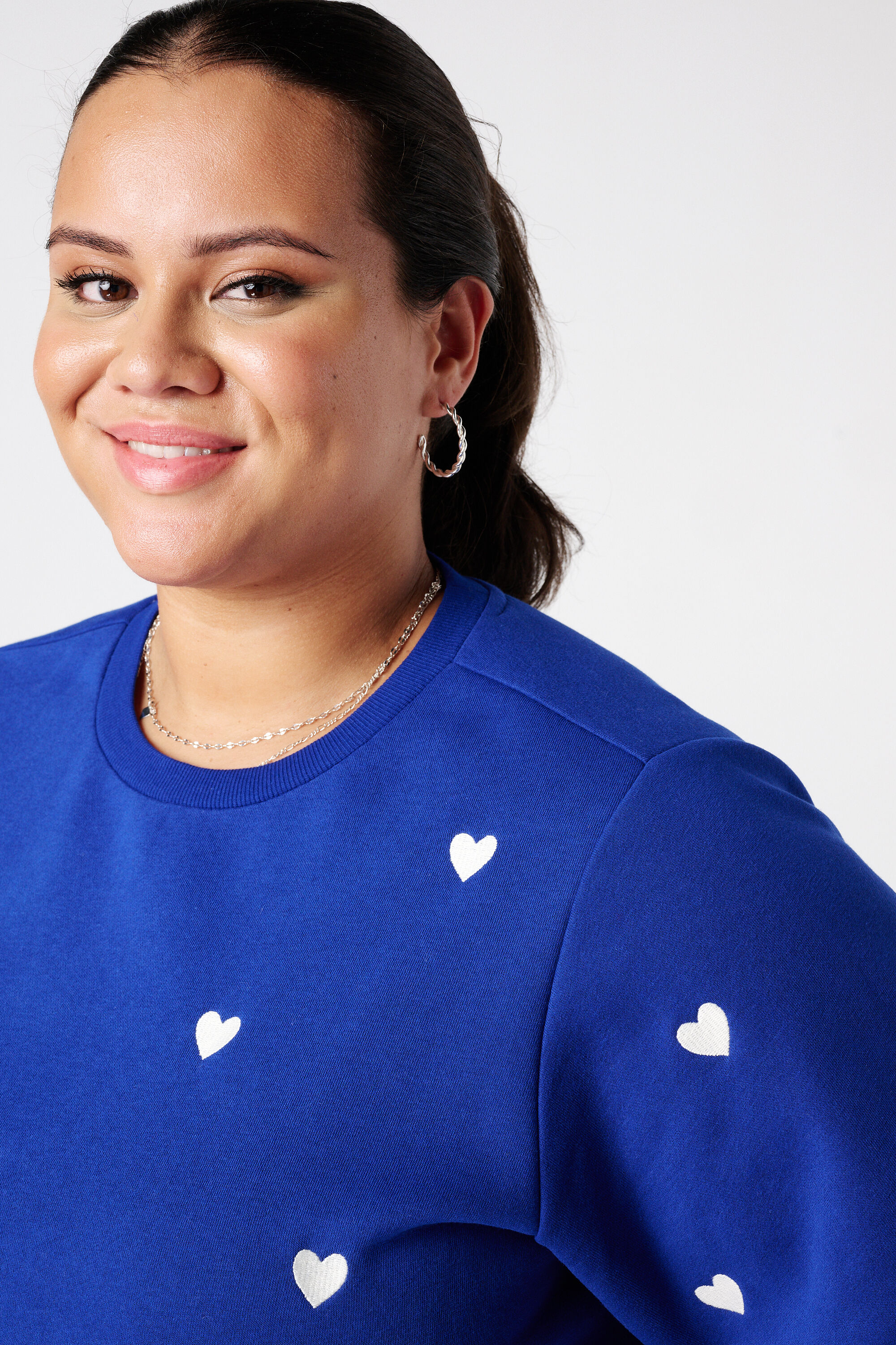 Pull avec c&oelig;urs brod&eacute;s et manches ballon image number 4