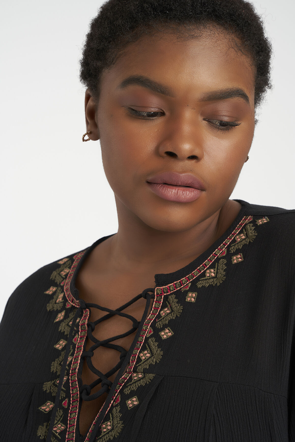 Chemisier au d&eacute;cor nou&eacute; image number 5