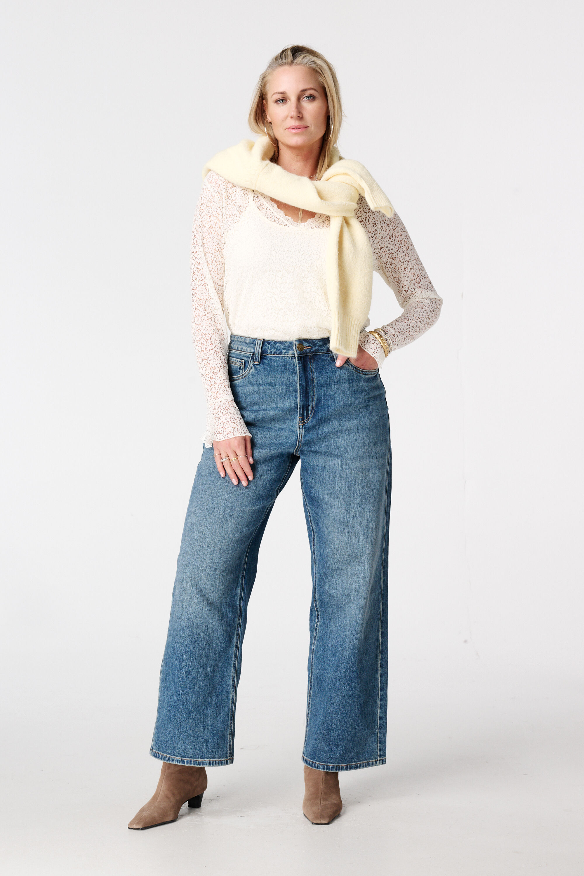 Haut en dentelle avec manches trompette image number 5