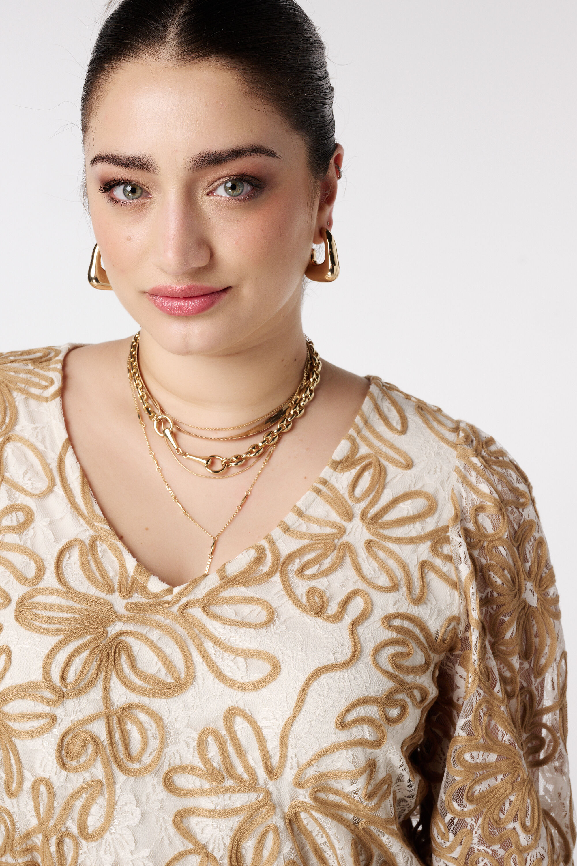 Top brod&eacute; avec manches en tulle image number 4