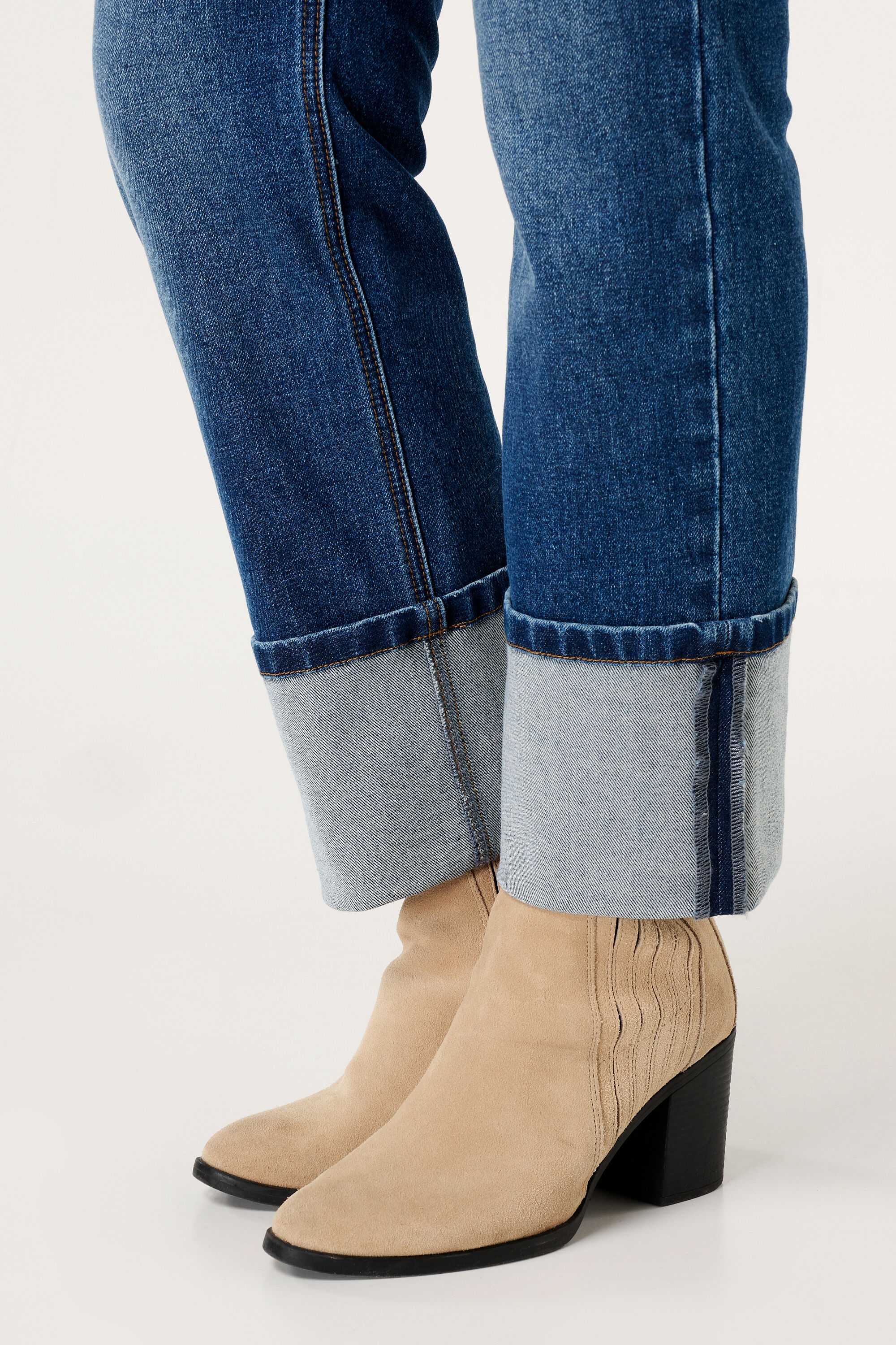 Jeans &agrave; jambes droites et &agrave; revers image number 4