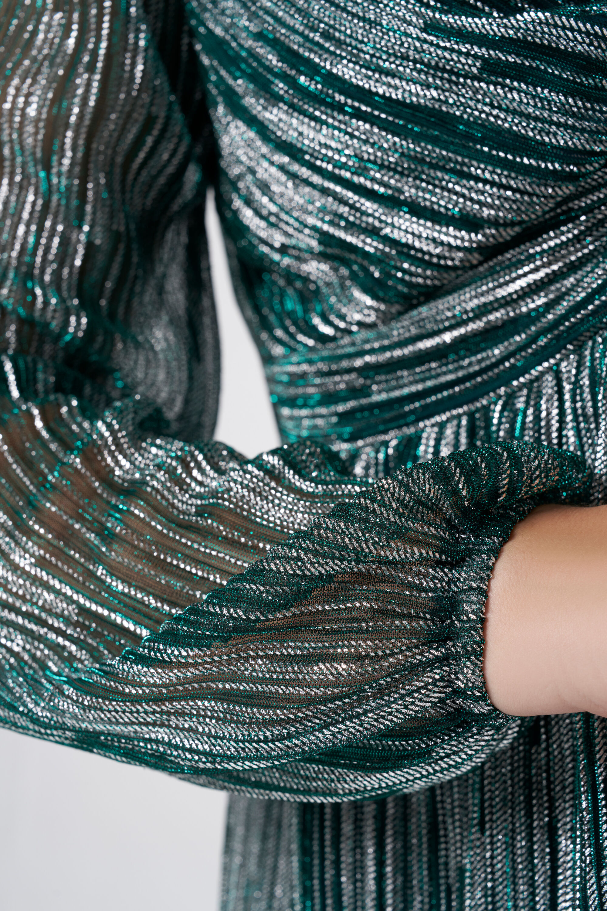 Top m&eacute;tallique avec d&eacute;tails torsad&eacute;s image number 4