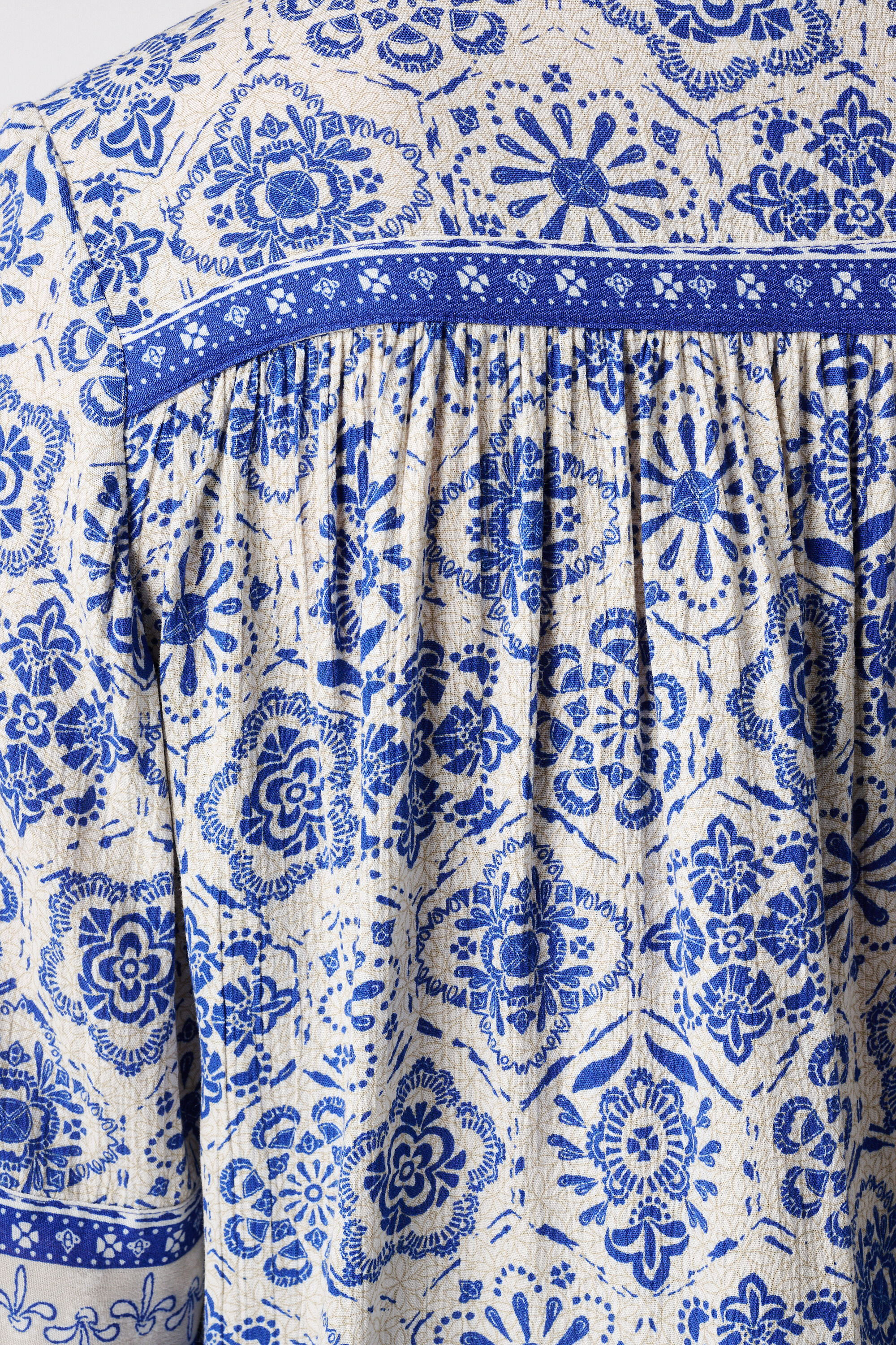 Blouse &agrave; fermeture boutonn&eacute;e image number 4