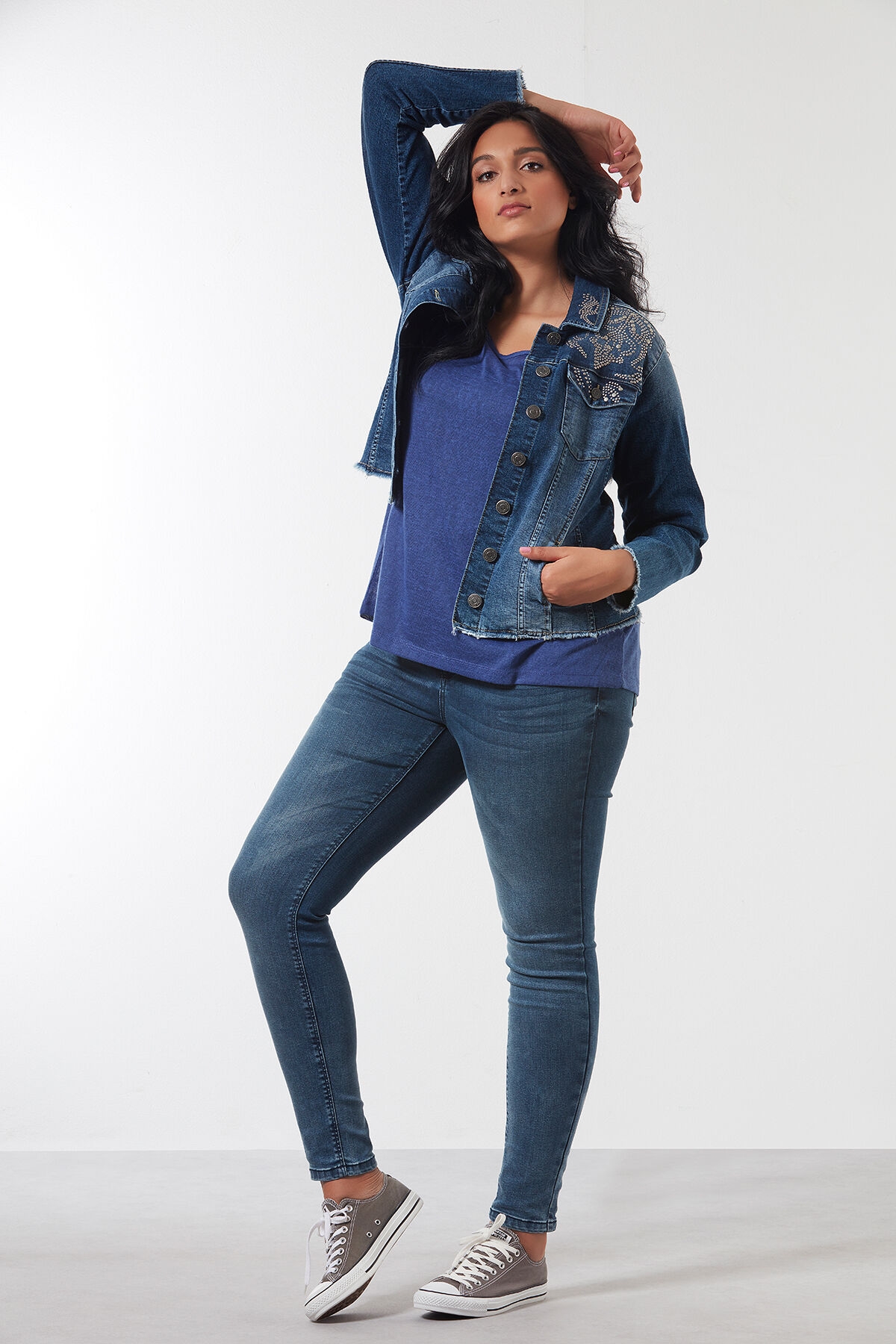 Veste en jean &agrave; clous image number 4