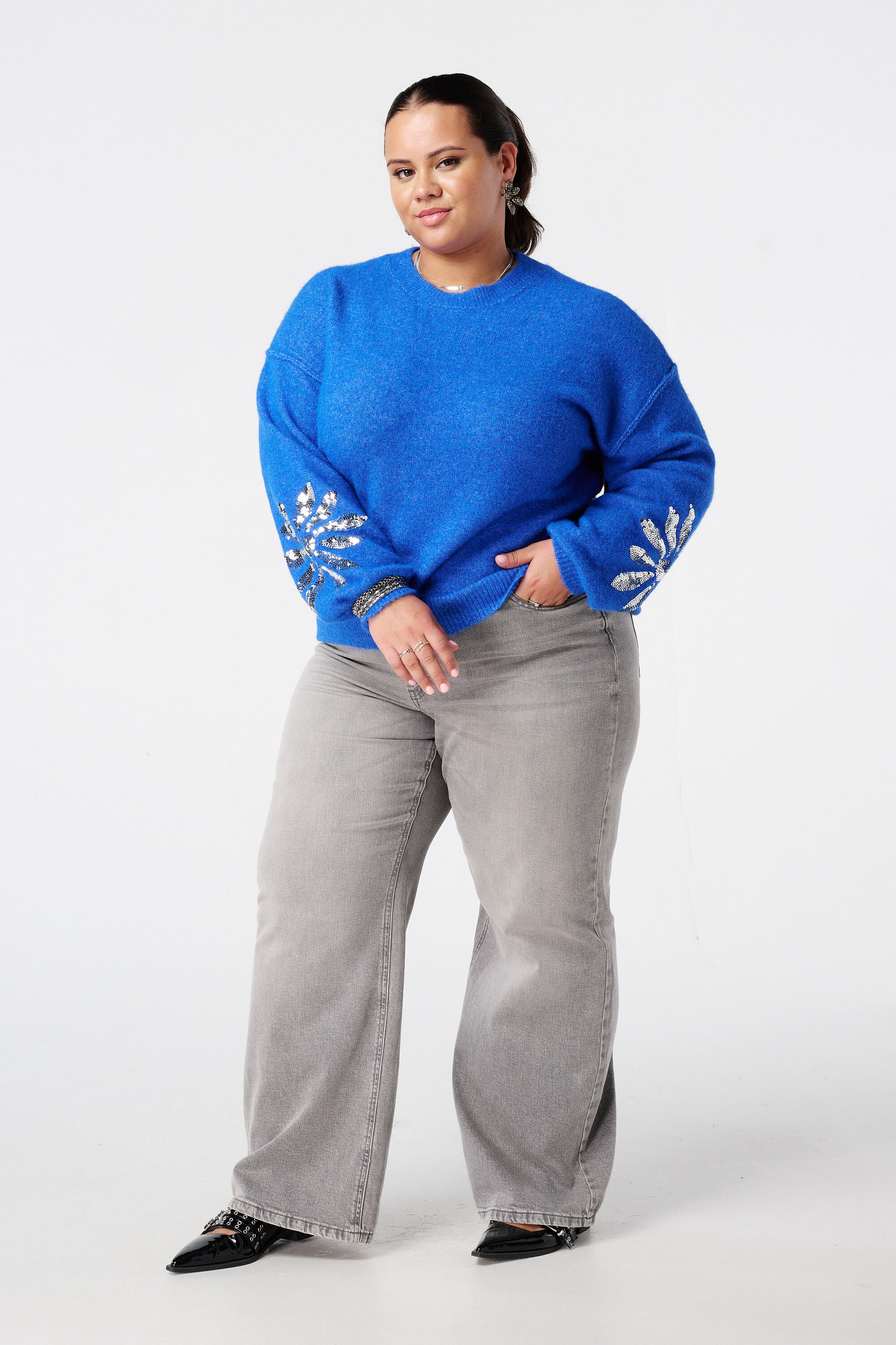 Pull tricot&eacute; avec paillettes sur les manches image number 5