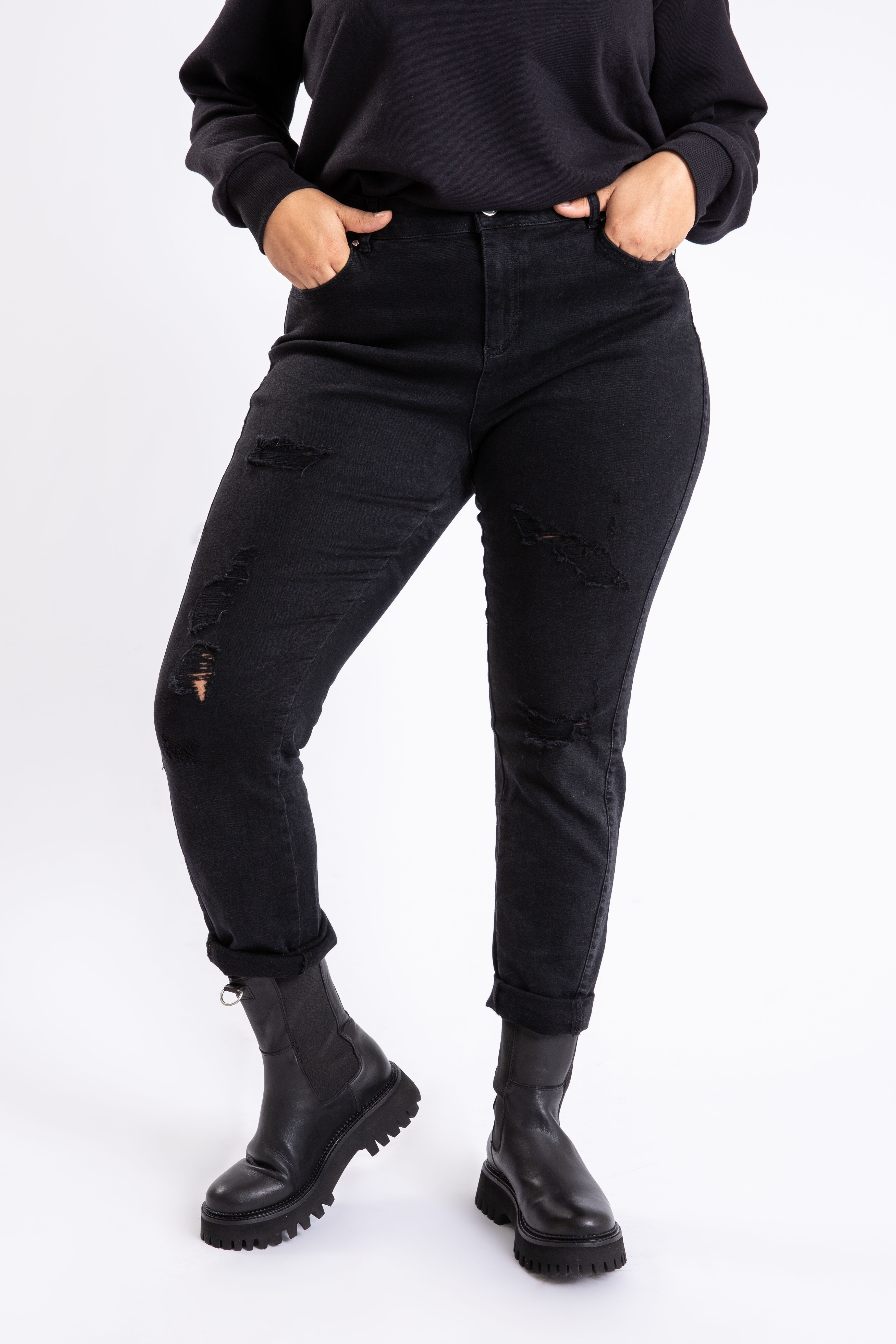 Jean aux d&eacute;cors d&eacute;chir&eacute;s image number 4